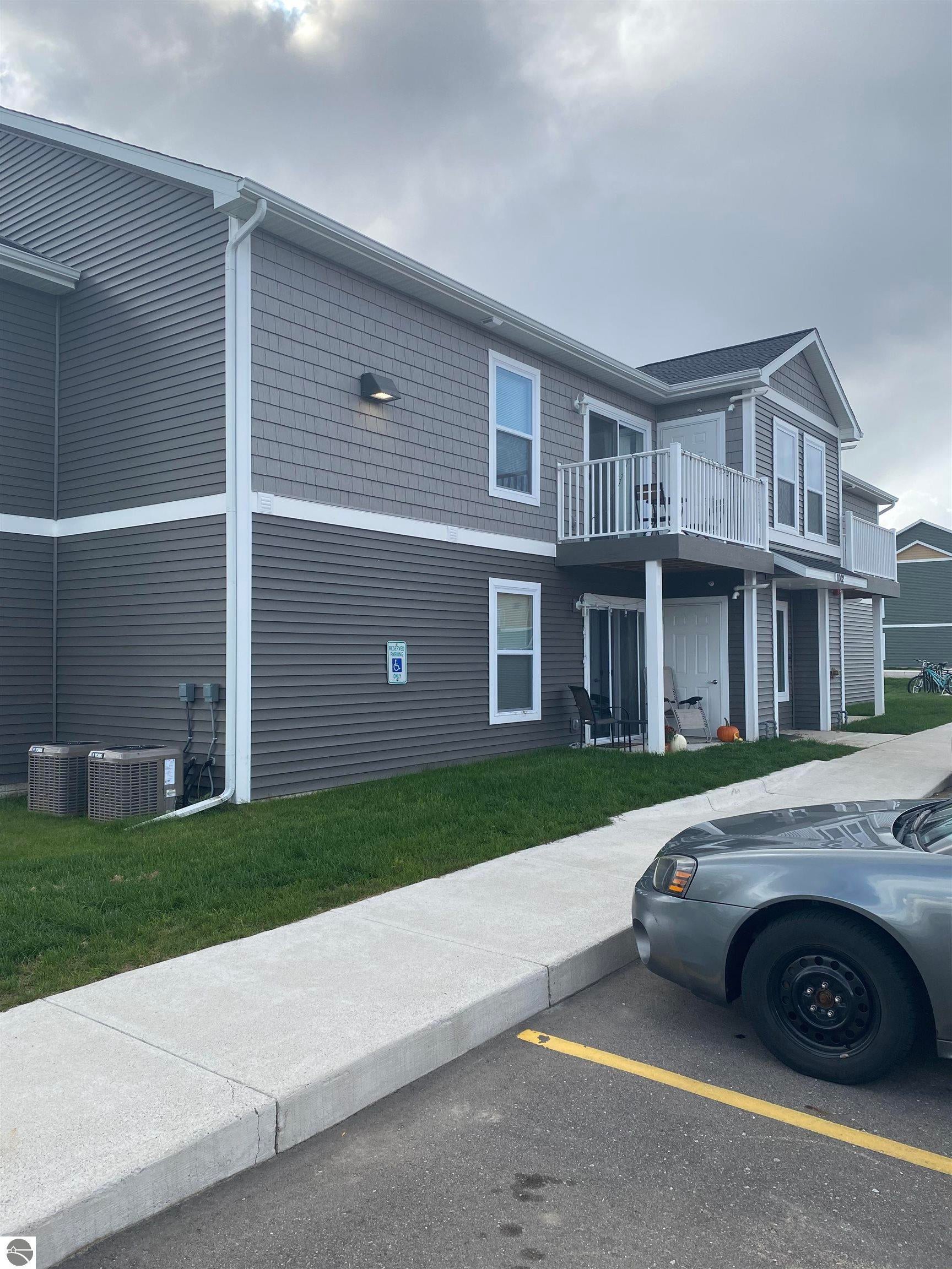 1002 W Broomfield Street — photo