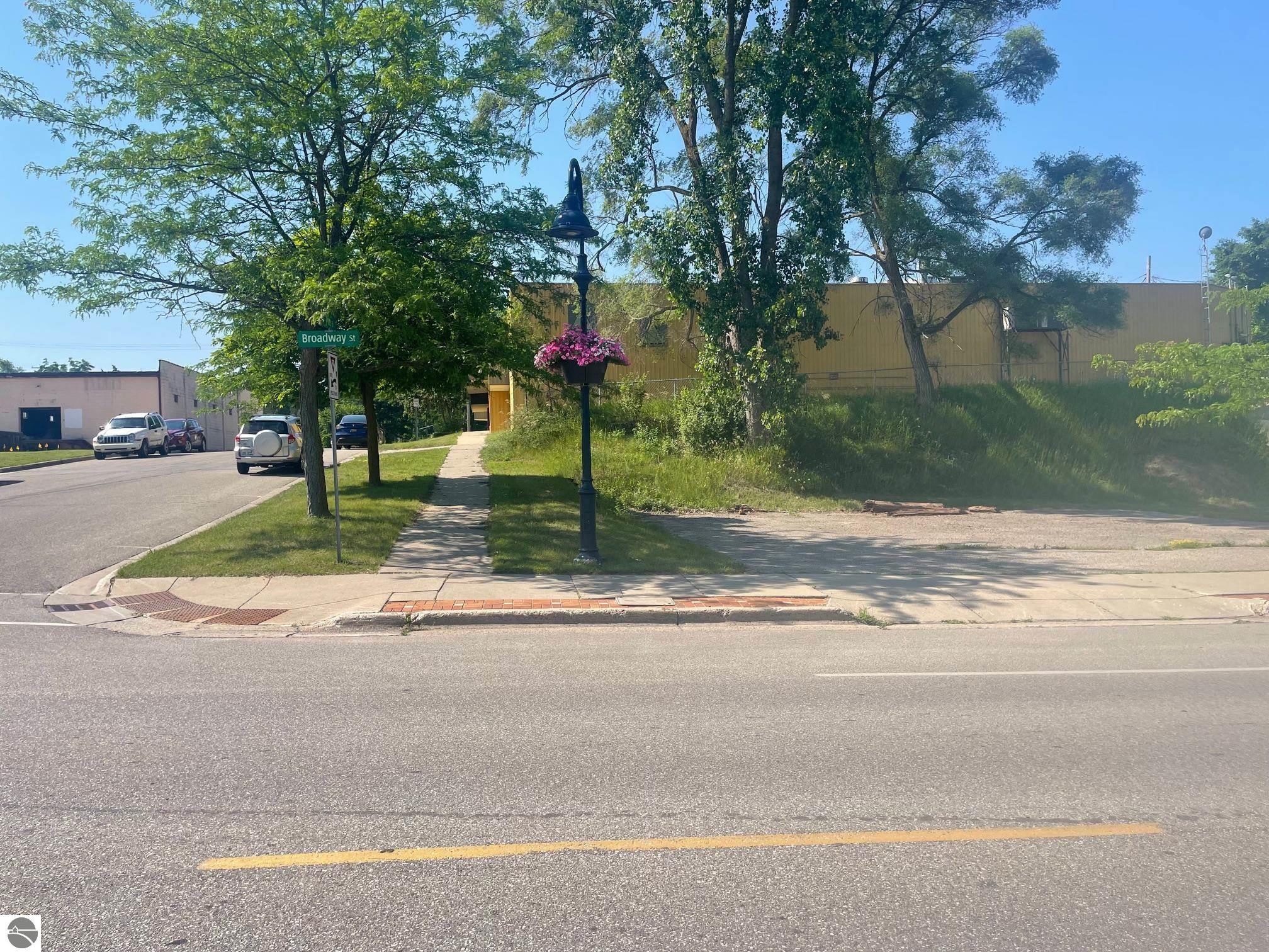 309 W Broadway Street — photo
