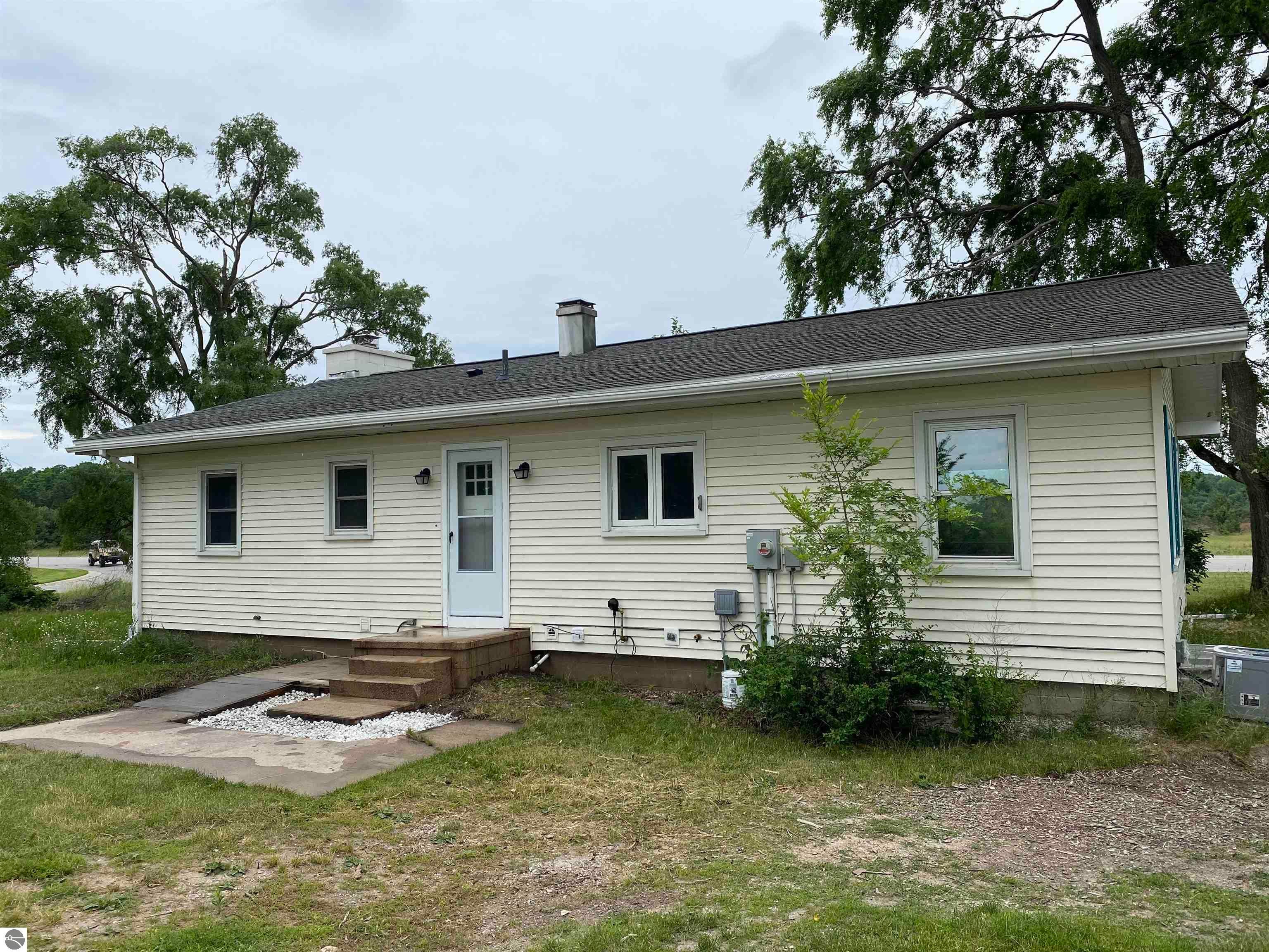7075 E M 72 — photo