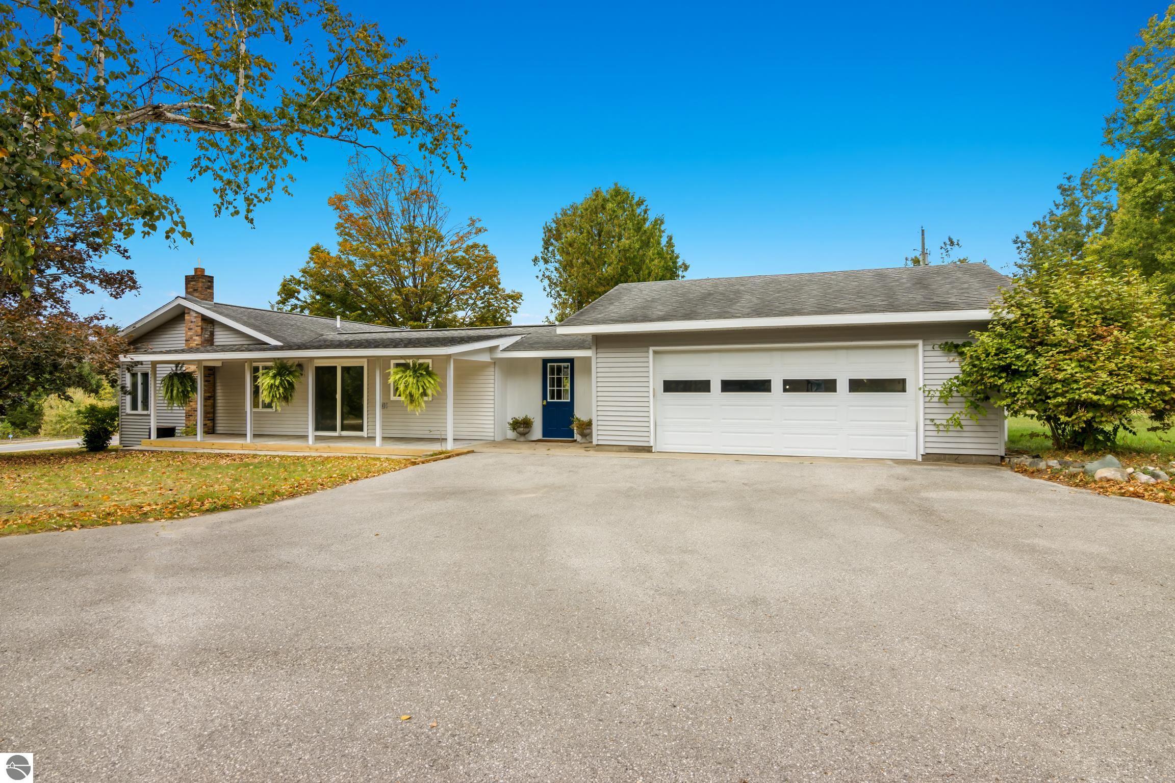 2262 W River Road — photo