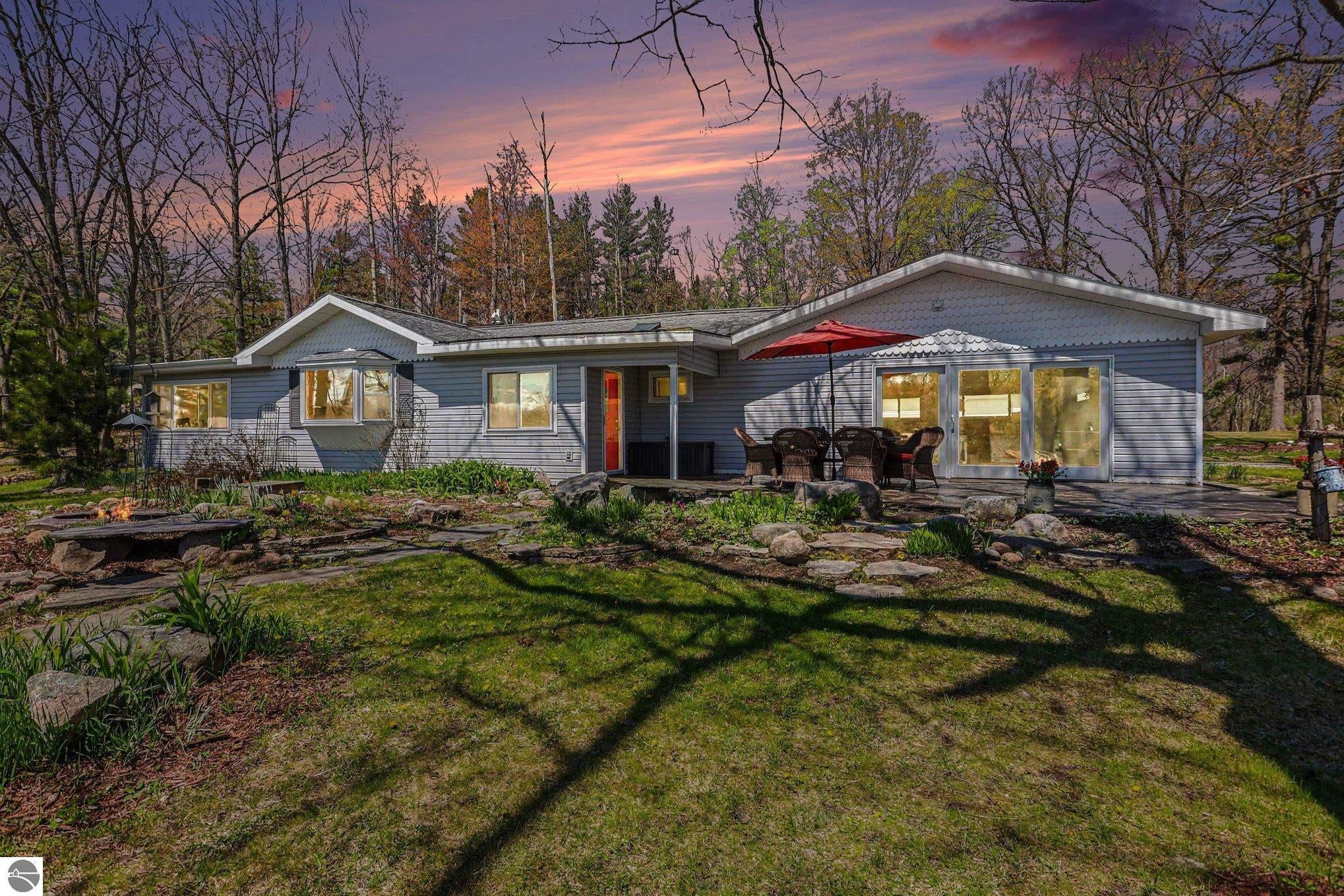 8101 Long Lake Road — photo