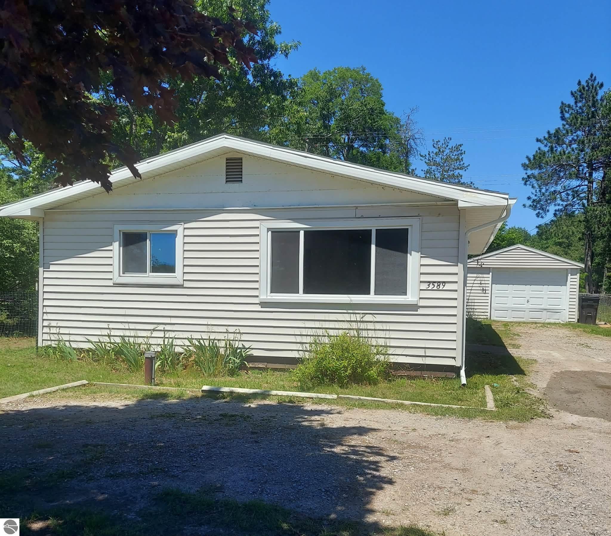 3589 River Road — photo