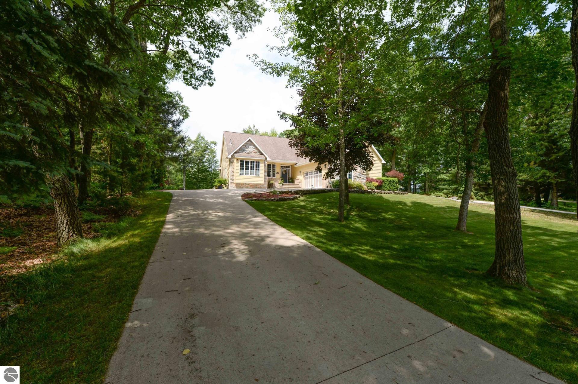 7021 Lakewood Drive — photo