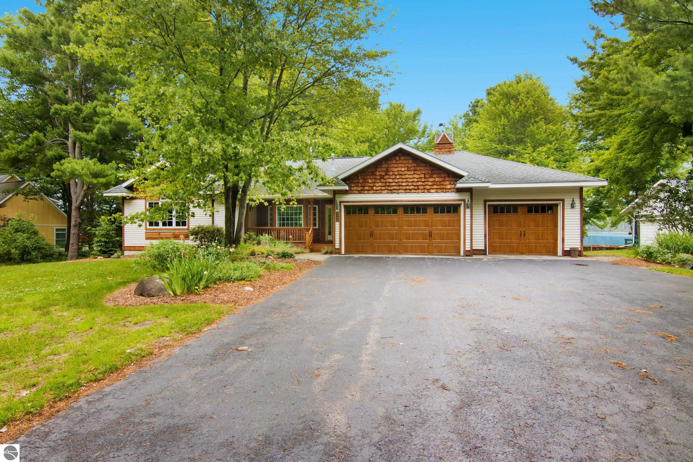 9506 Lakeside Drive — photo