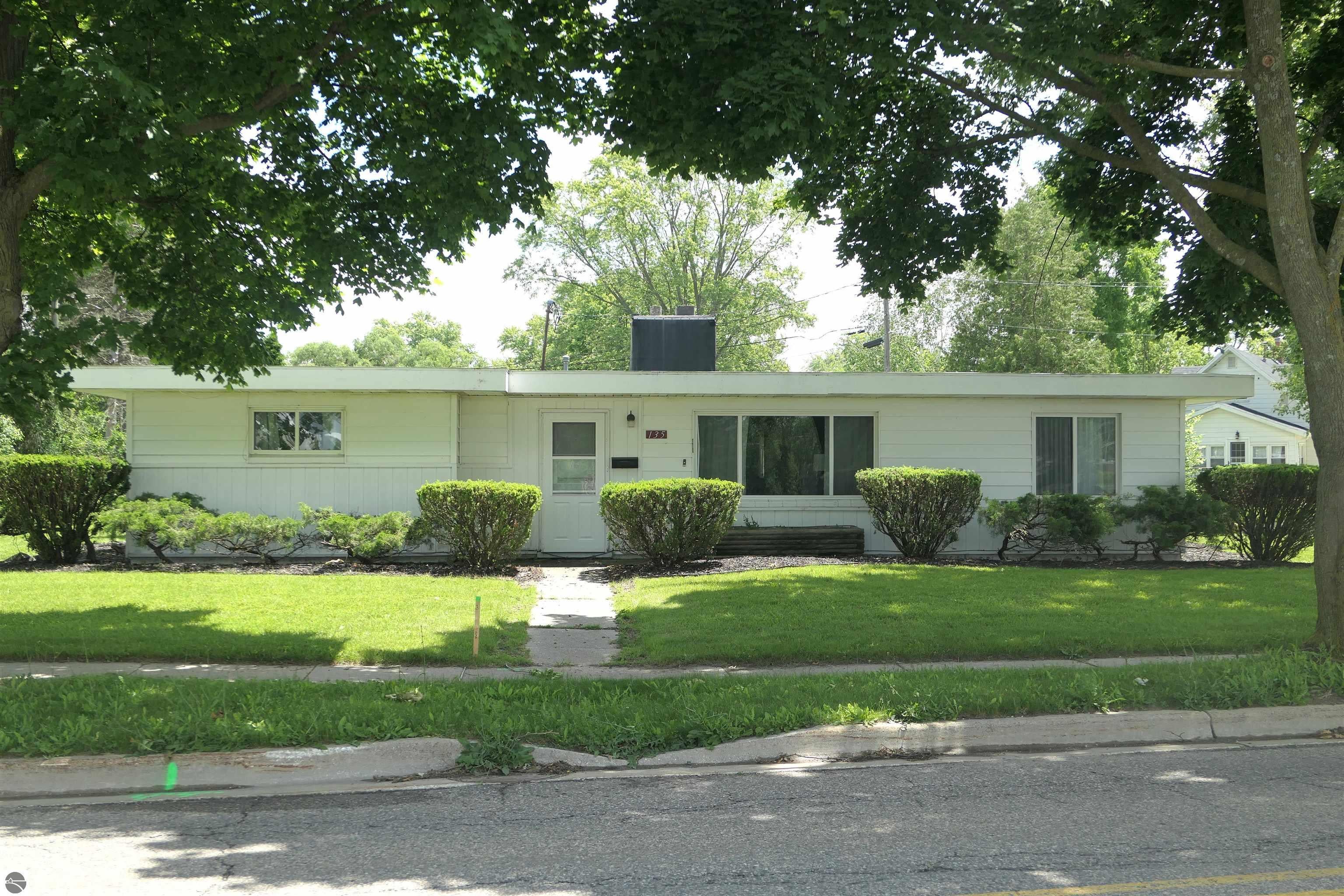135 Riverside Drive — photo