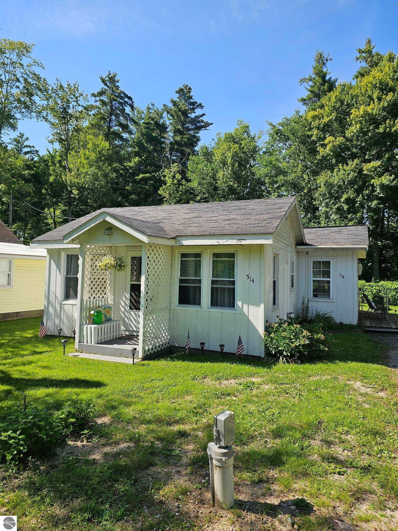 514 W M-55 — photo