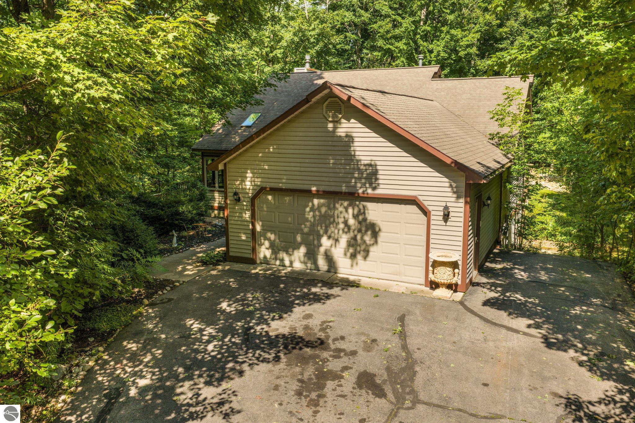 8433 Forest Court — photo