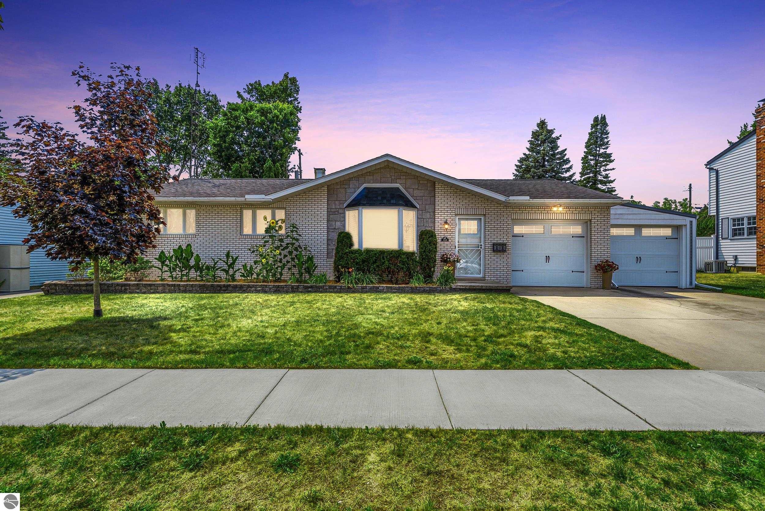 5240 Durwood — photo