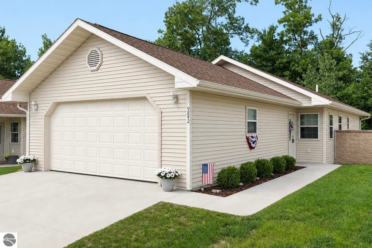 9842 Deer Track Court — photo