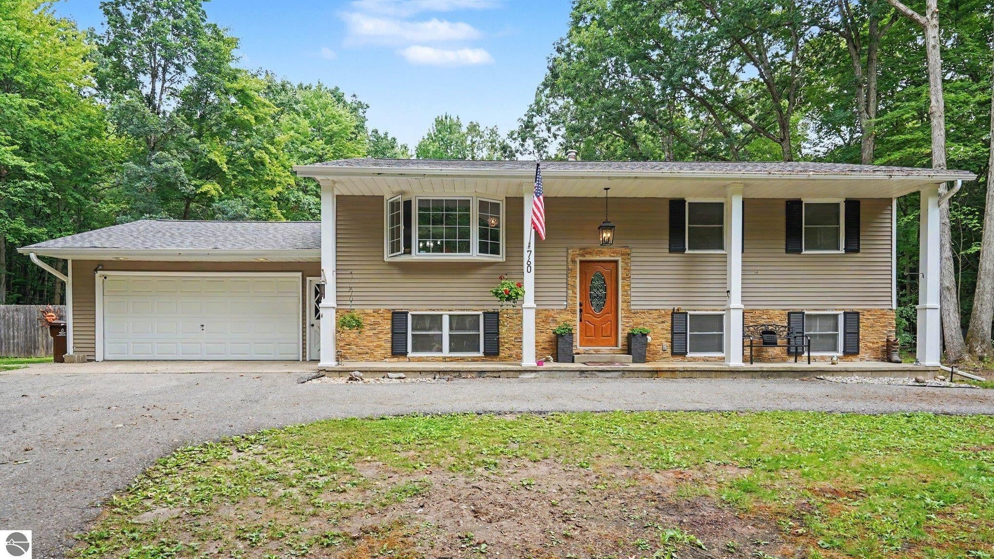 760 Hiawatha Drive — photo