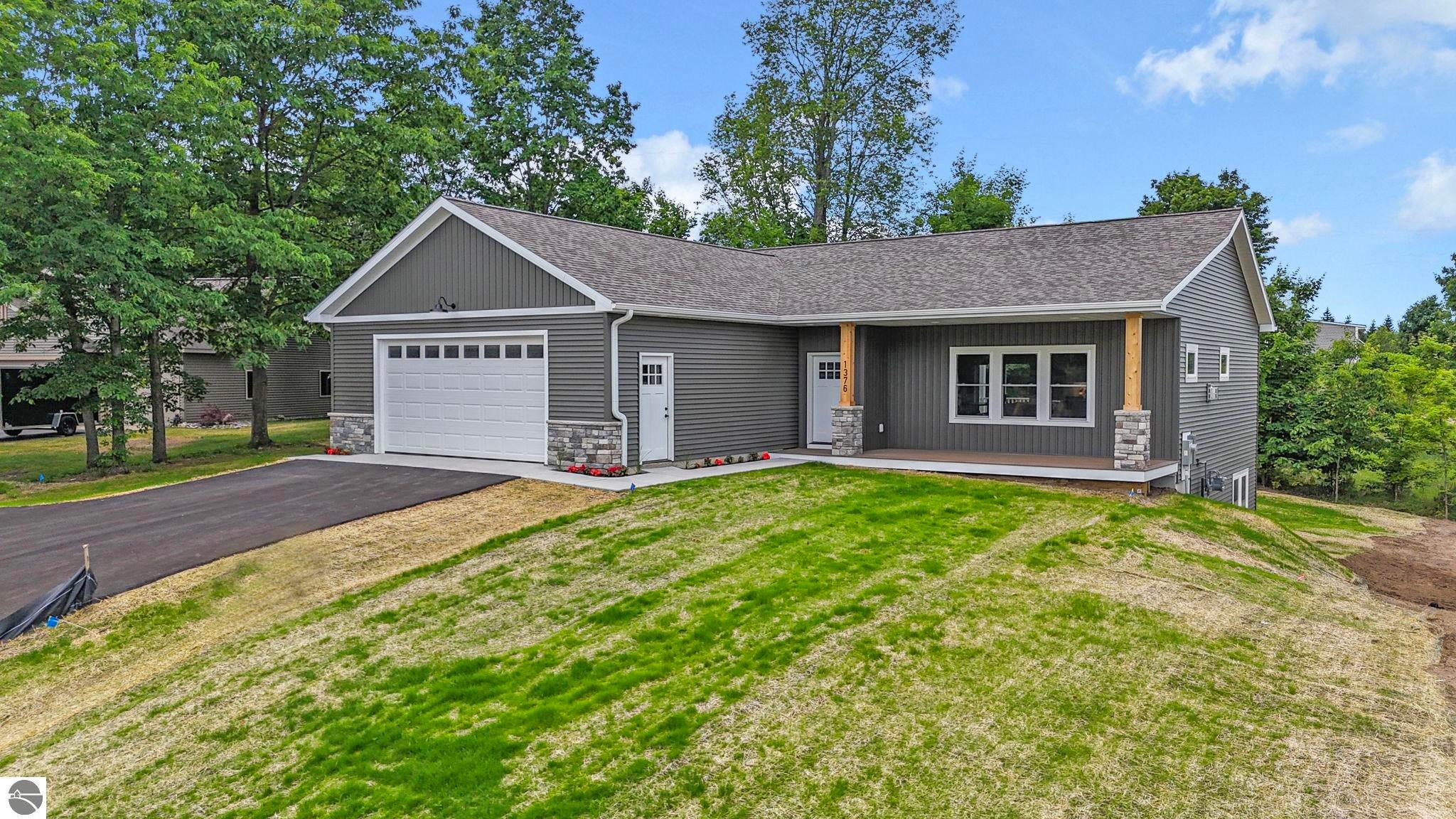 1376 Nightingale Lane — photo