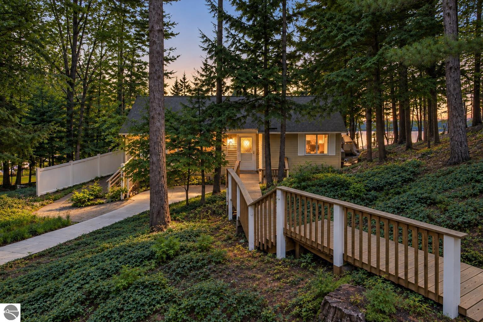 687 Arbutus Trail — photo