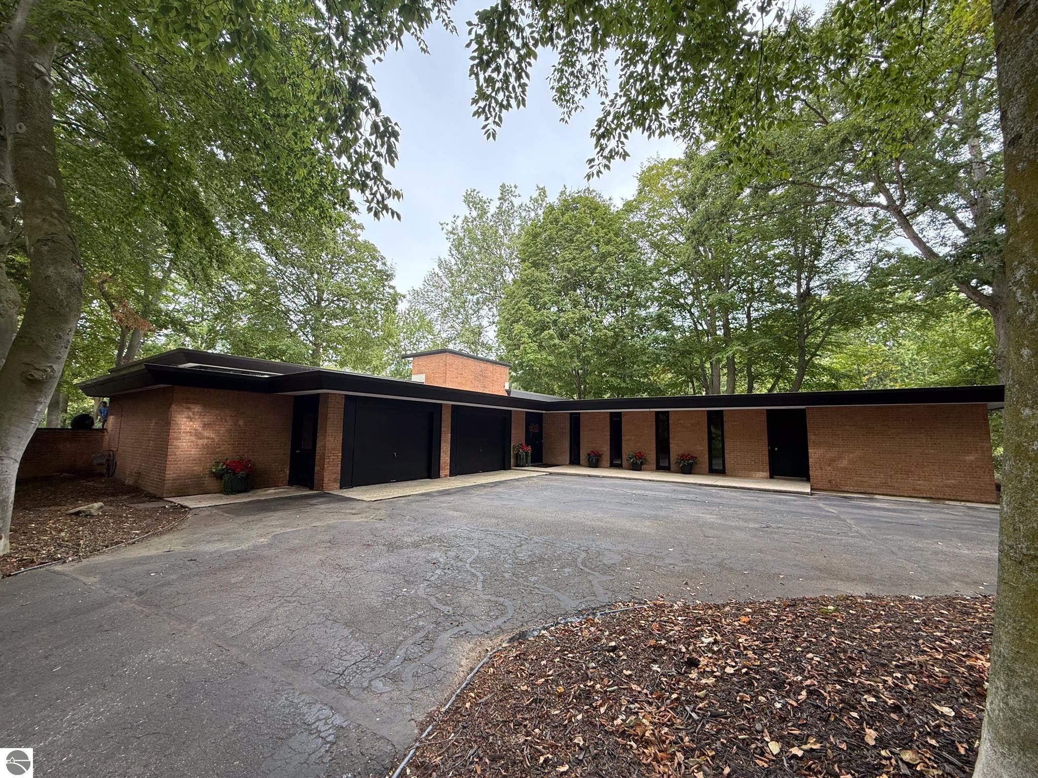 1121 Greenbanks Drive — photo