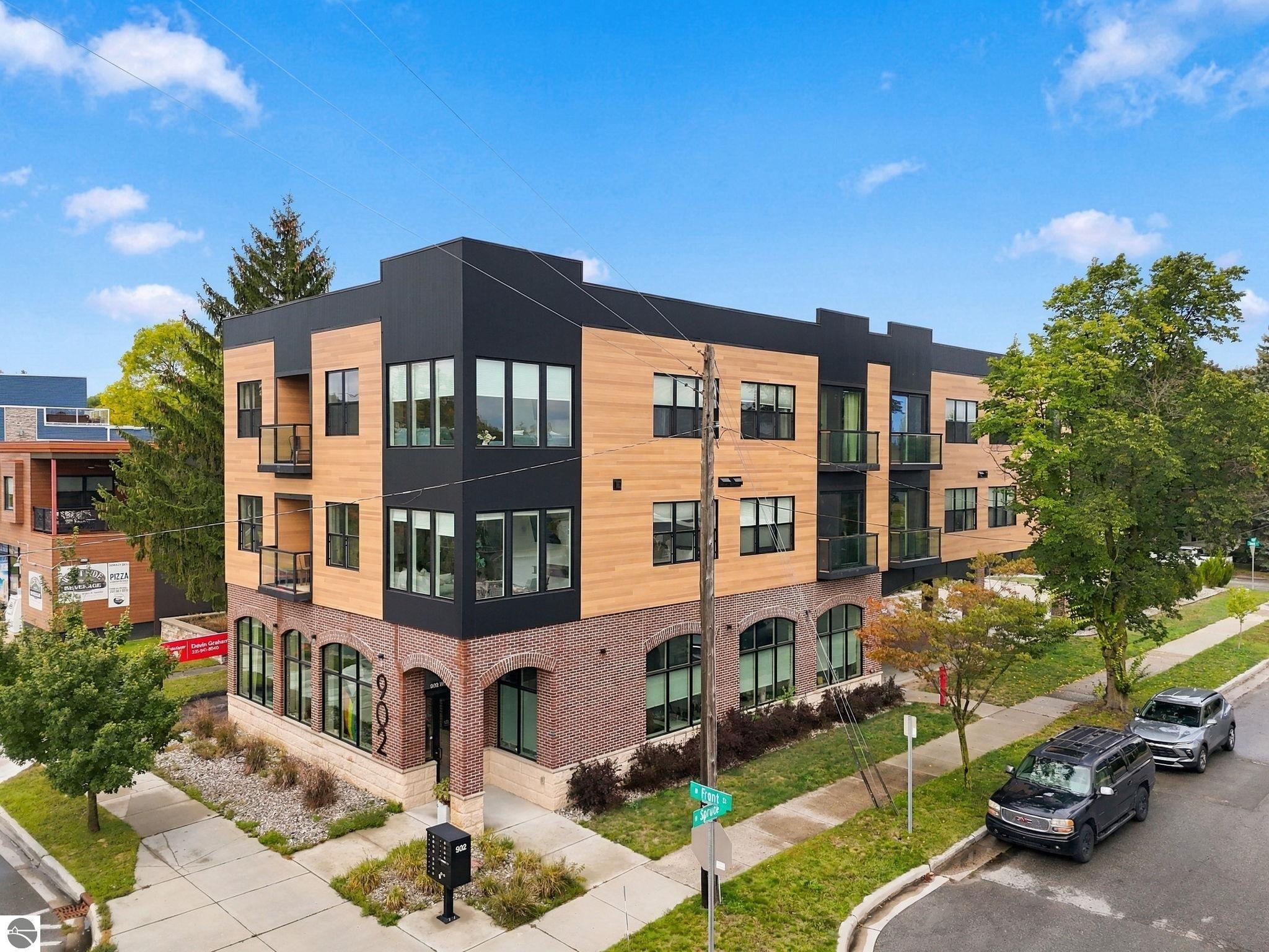 902 W Front — photo