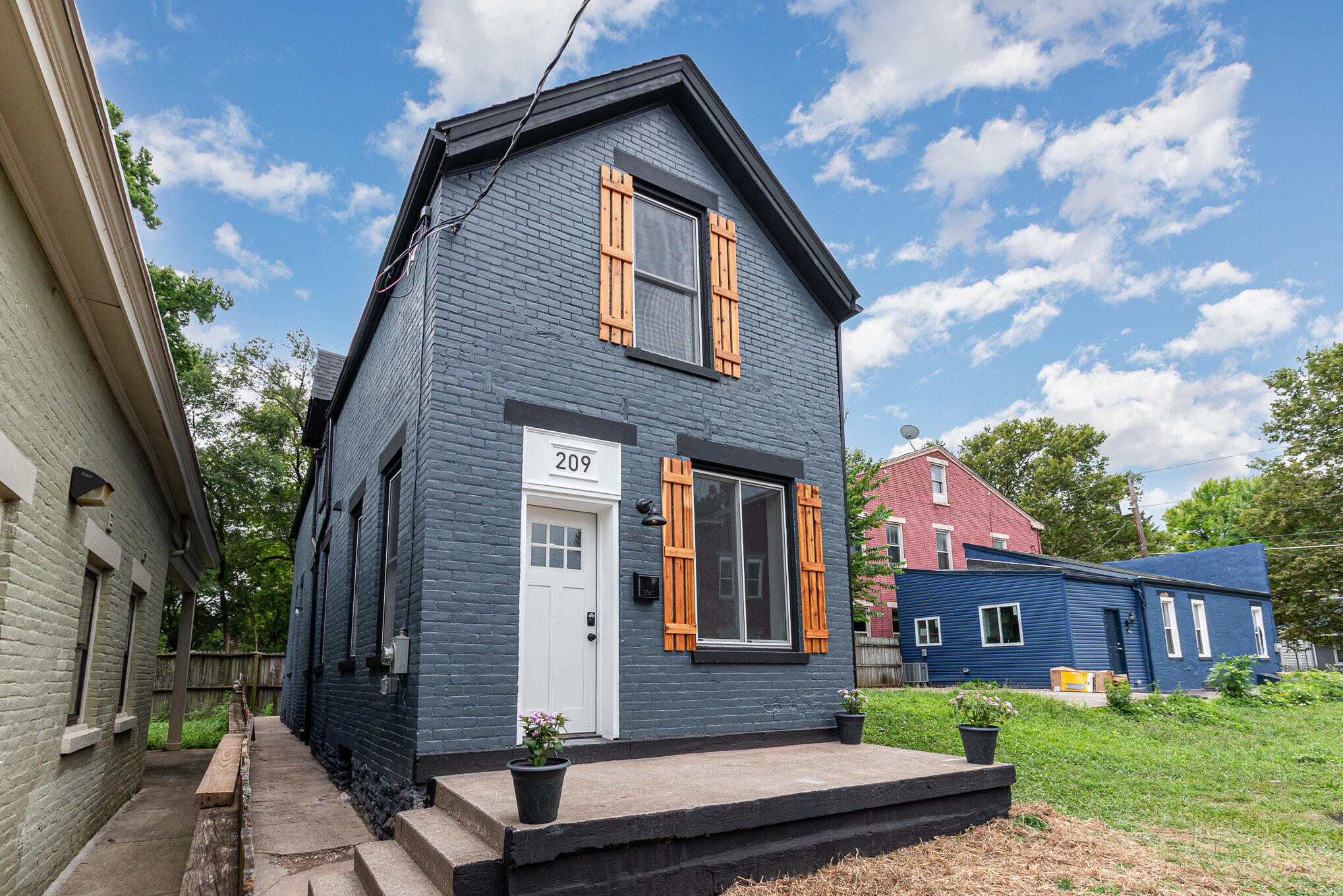 209 Pleasant Street — photo