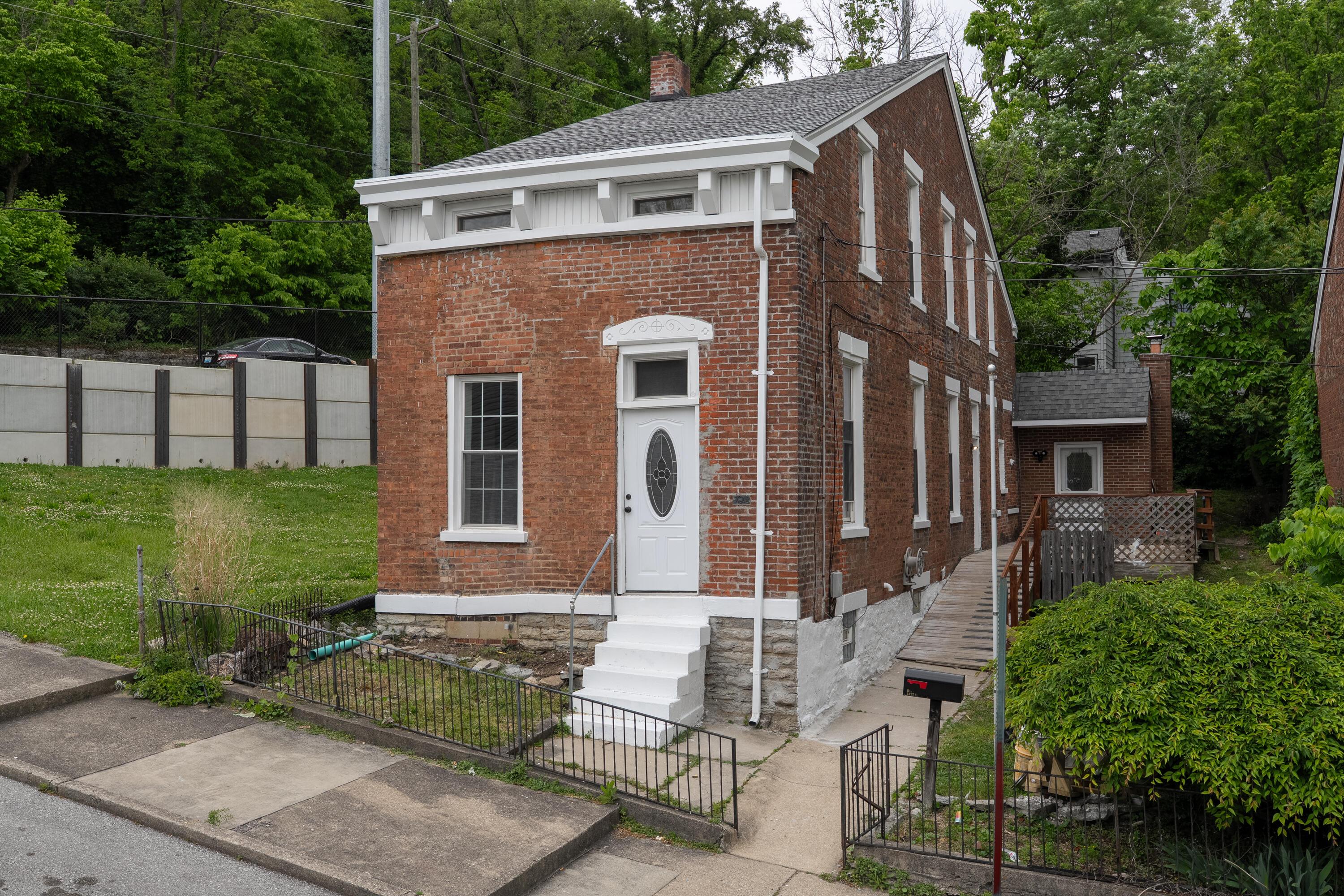 728 W 9th Street — photo