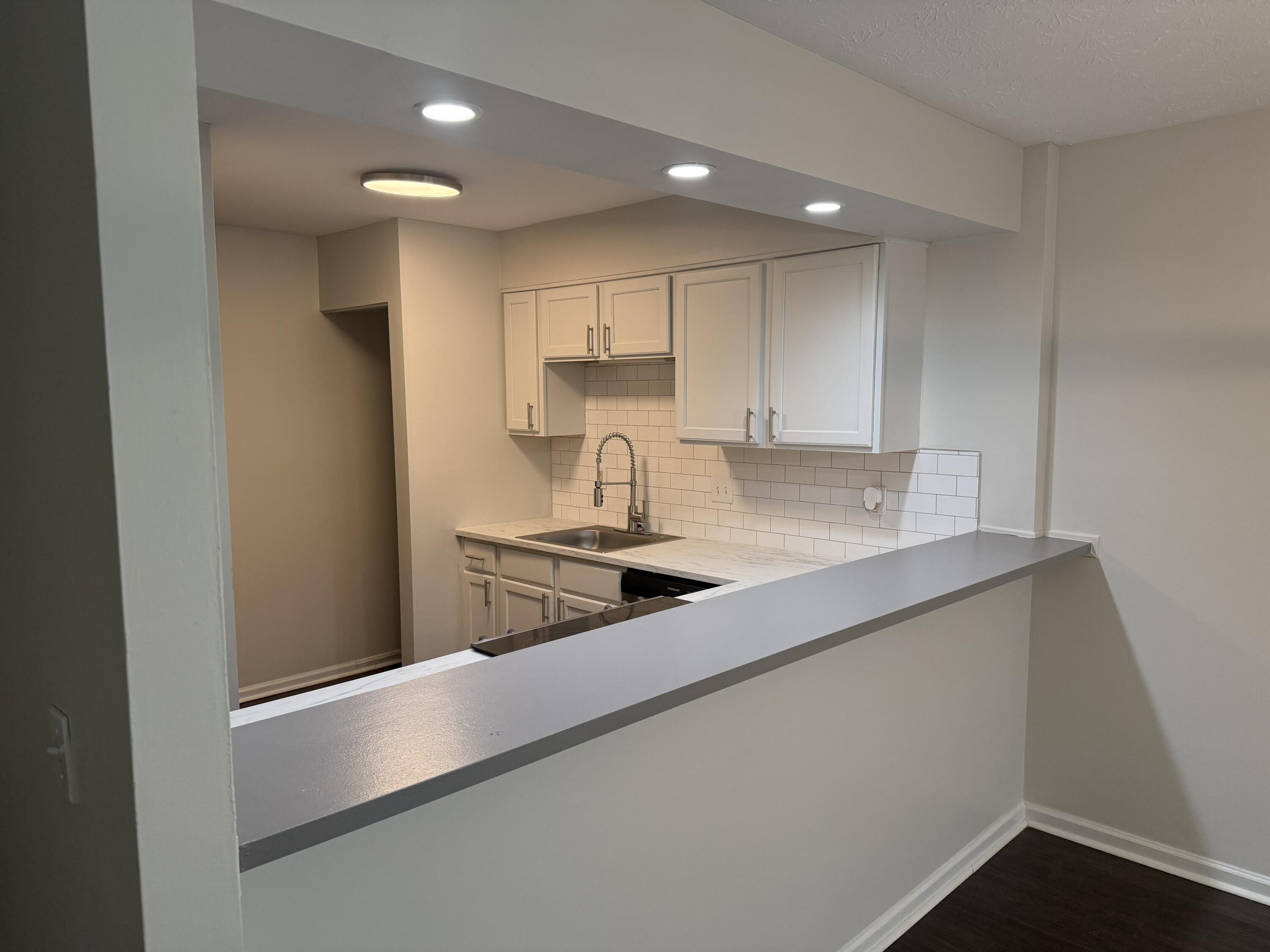 111 Winding Way, L — photo