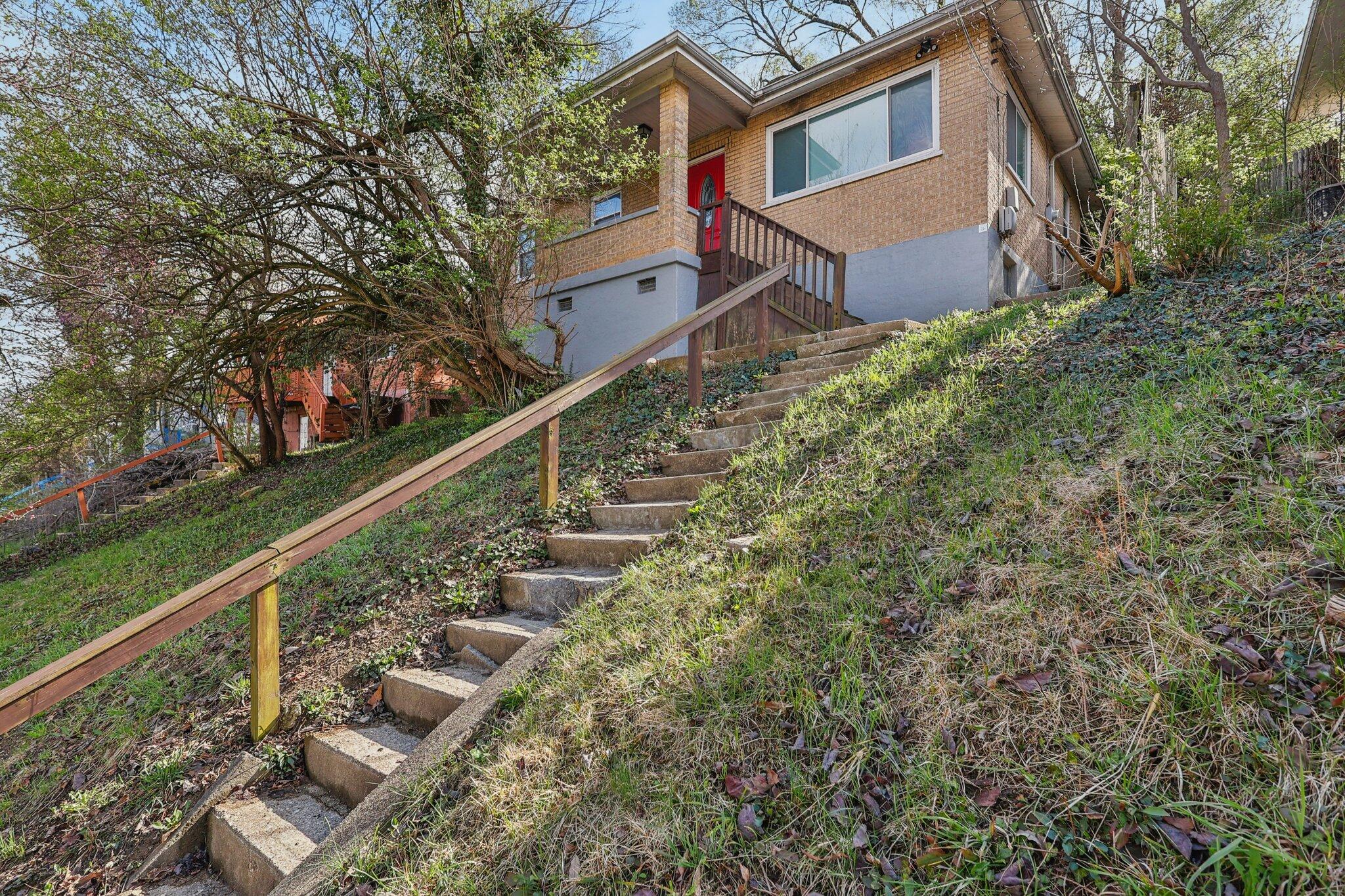 621 Edgecliff Street — photo