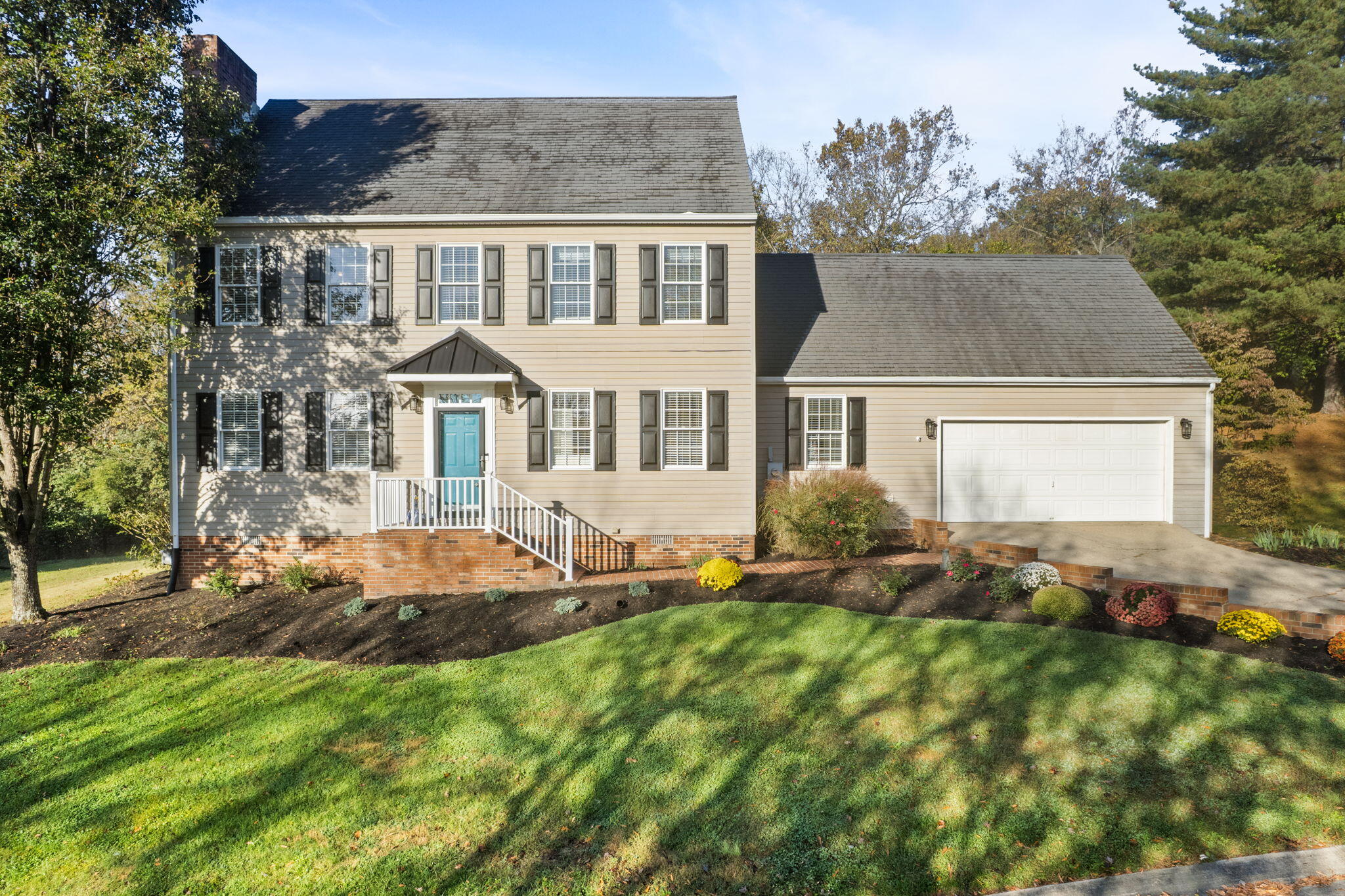 747 Edgecliff Drive — photo