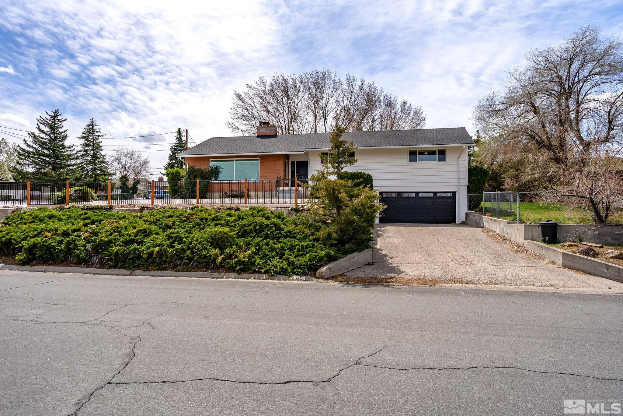 2315 Armstrong Lane — photo