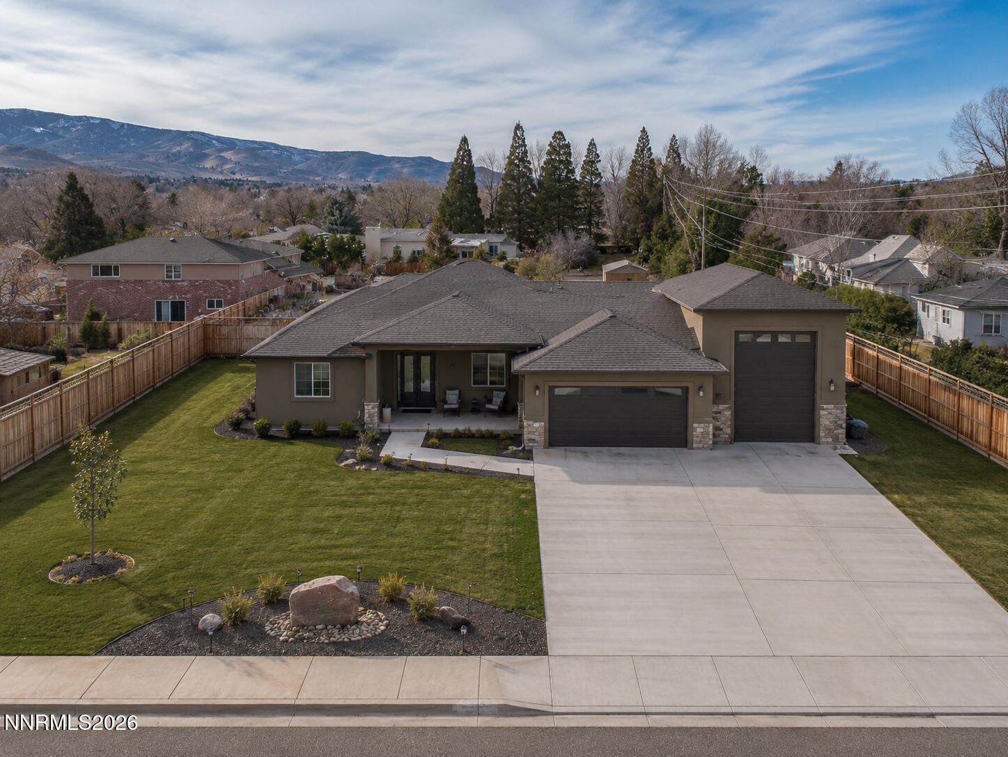 4045 Lakeside Drive — photo