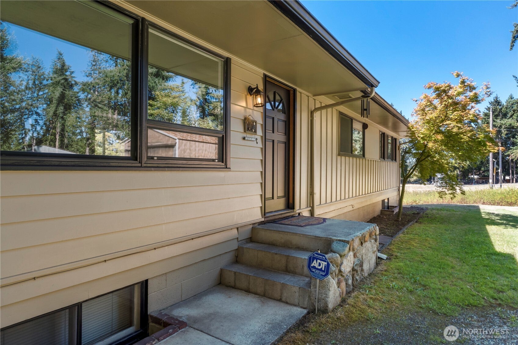 4803 Military Road E — photo