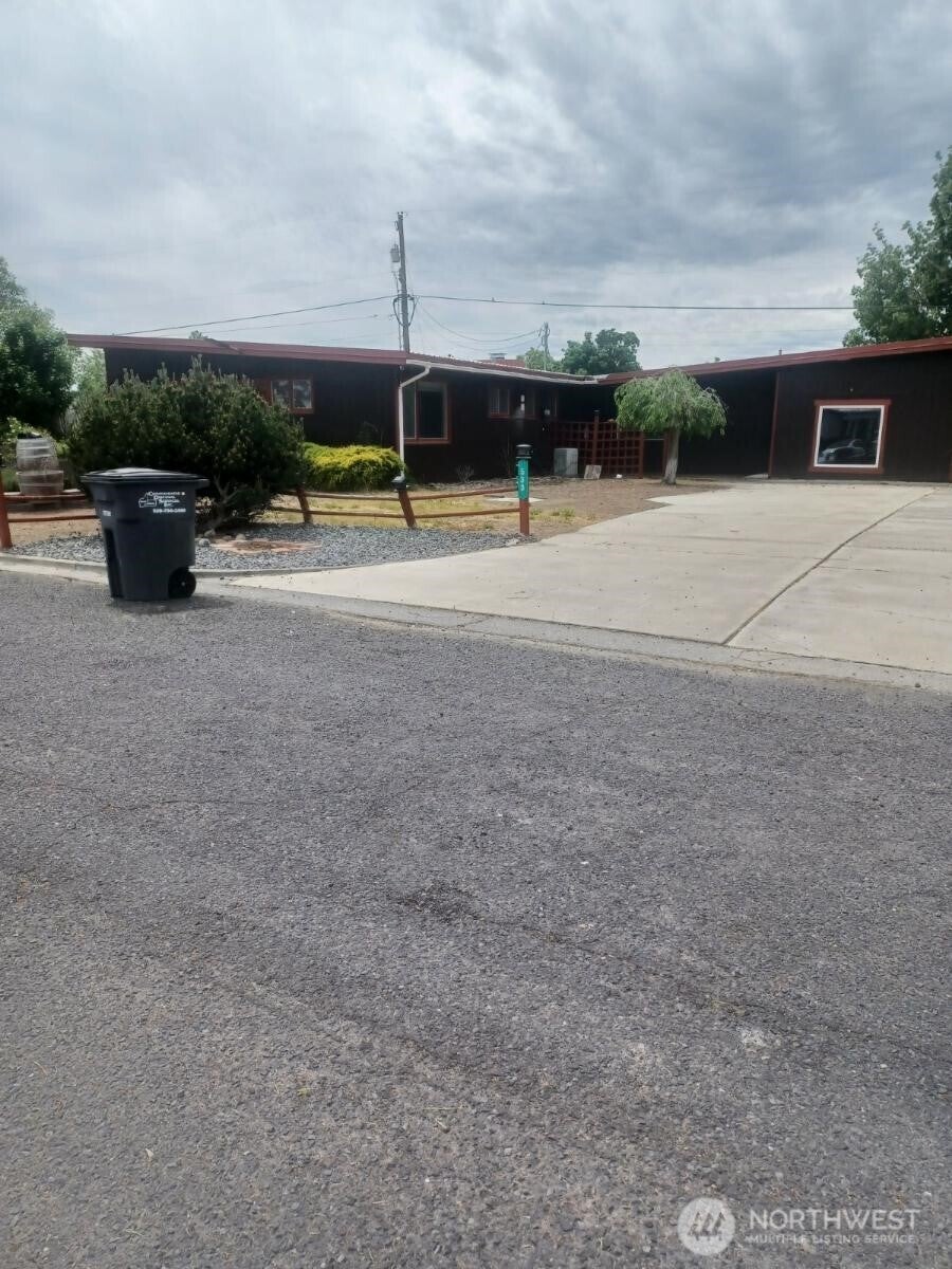 533 Fairchild Loop — photo