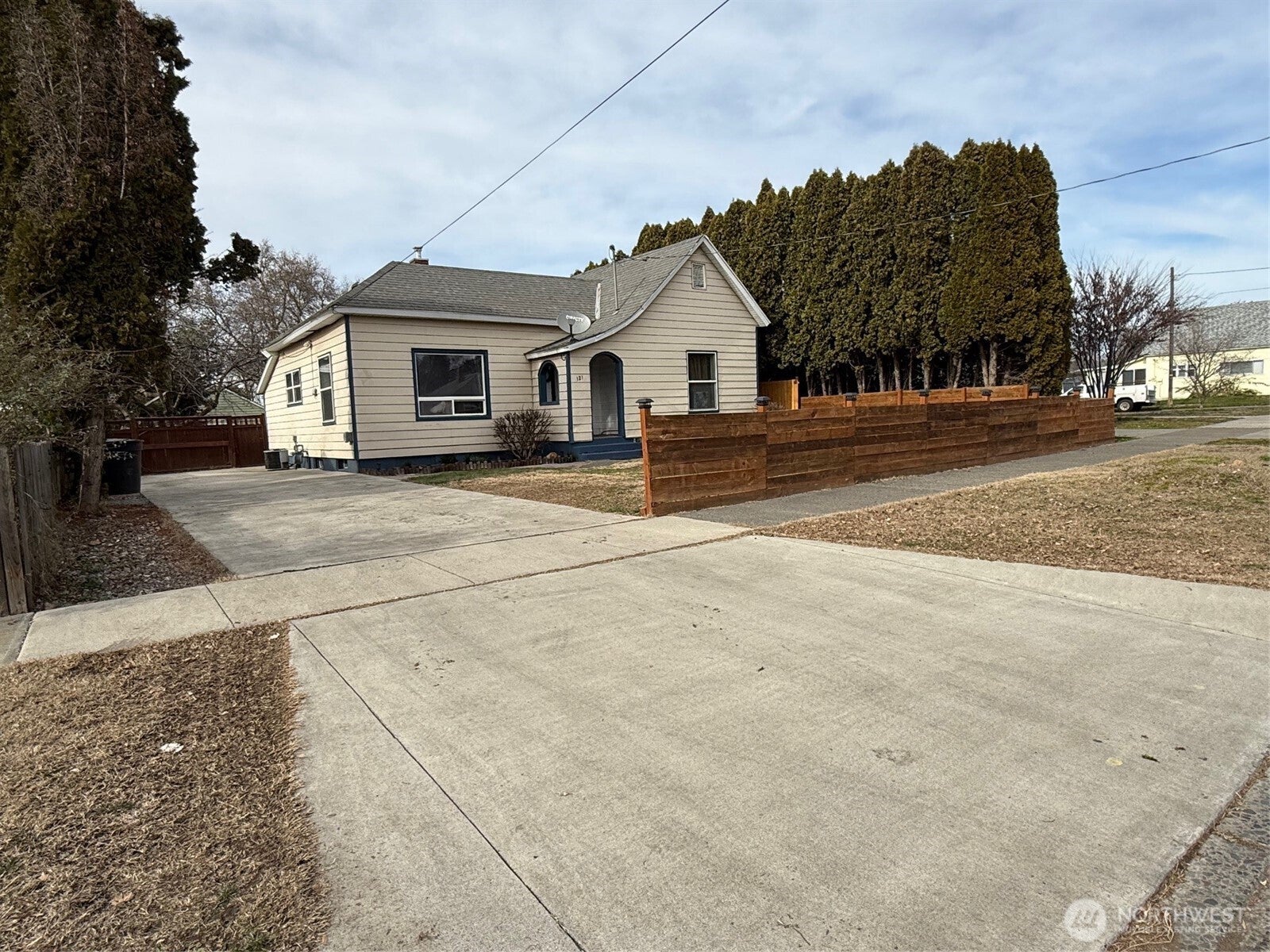 321 E Oak Street — photo