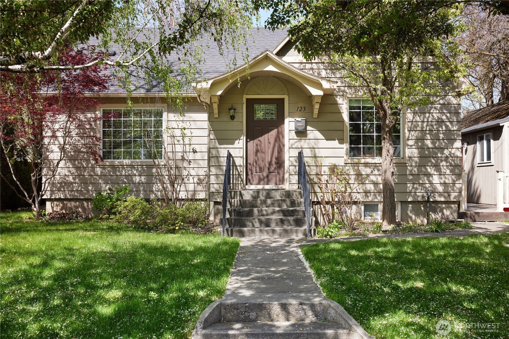 123 E Maple Street — photo