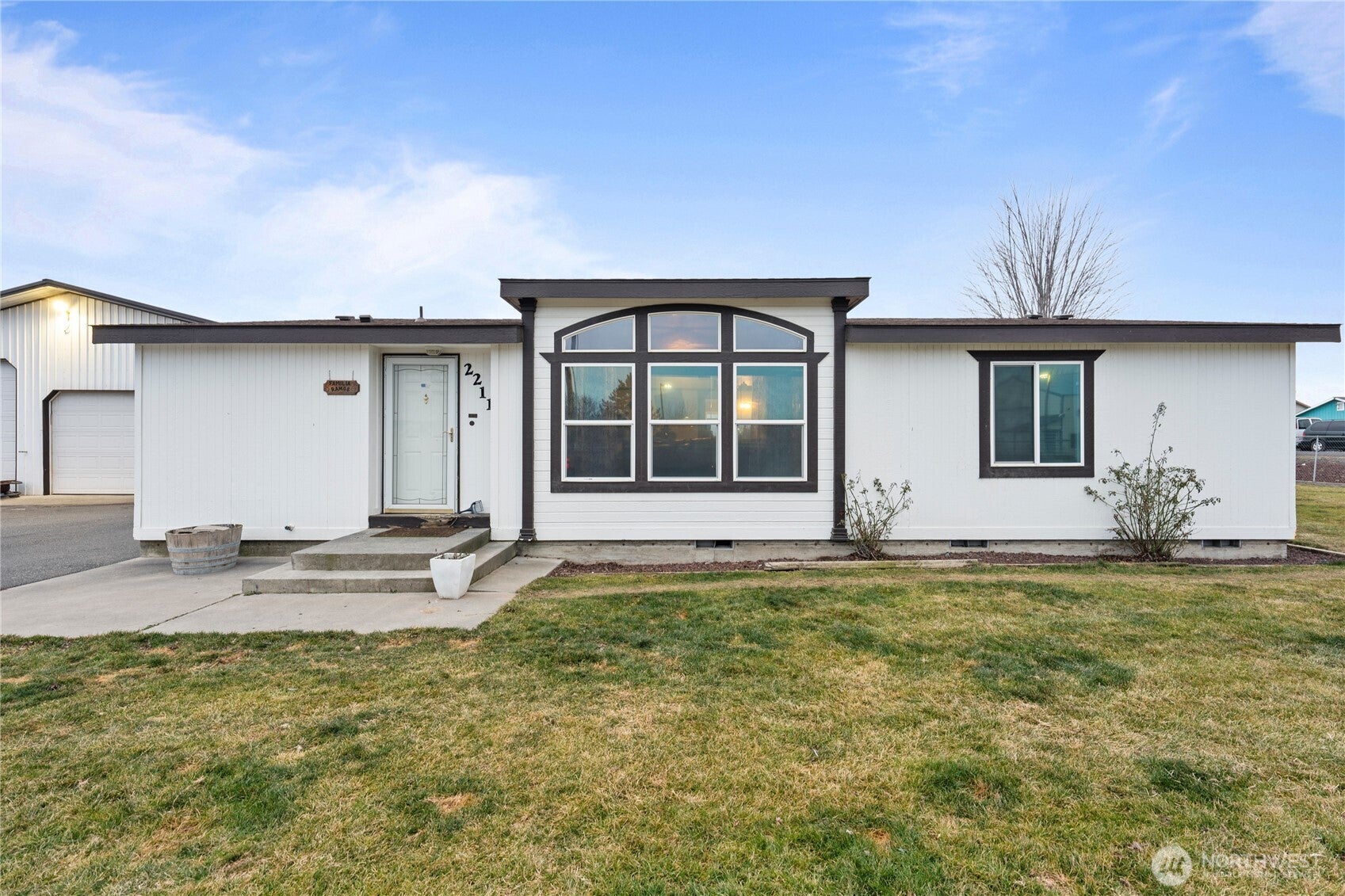 2211 W Sielaff Lane — photo
