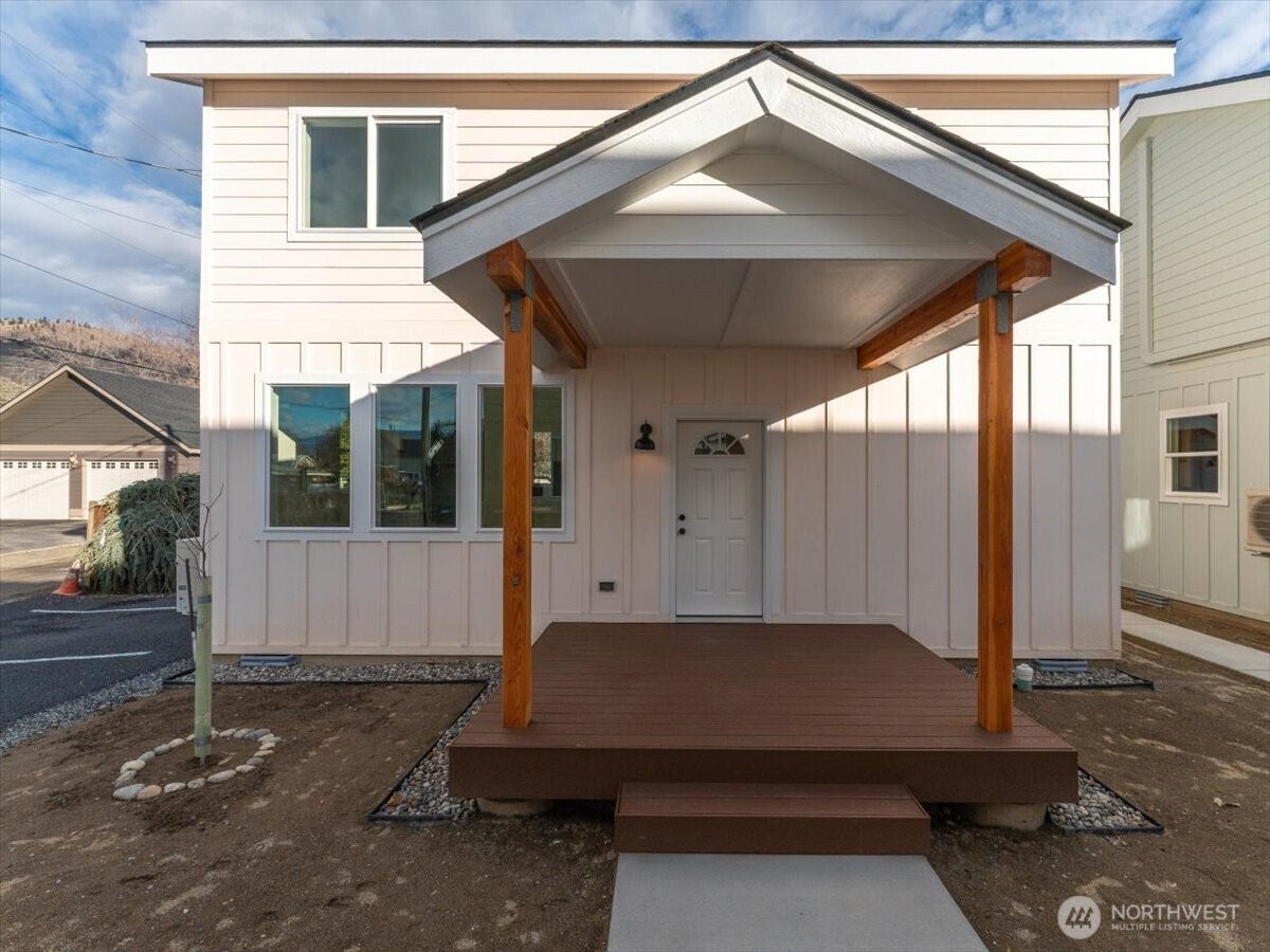 413 E Okanogan Avenue — photo