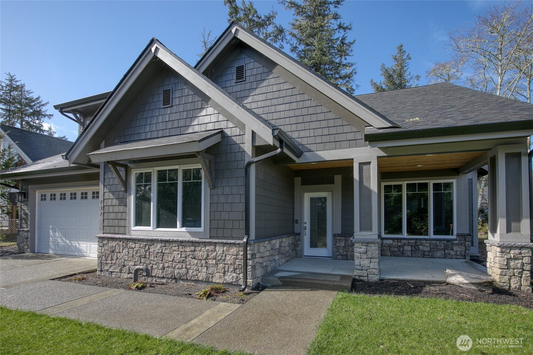 737 Wakina Loop SE — photo