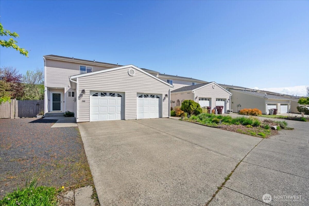 266 NW Clay Court — photo