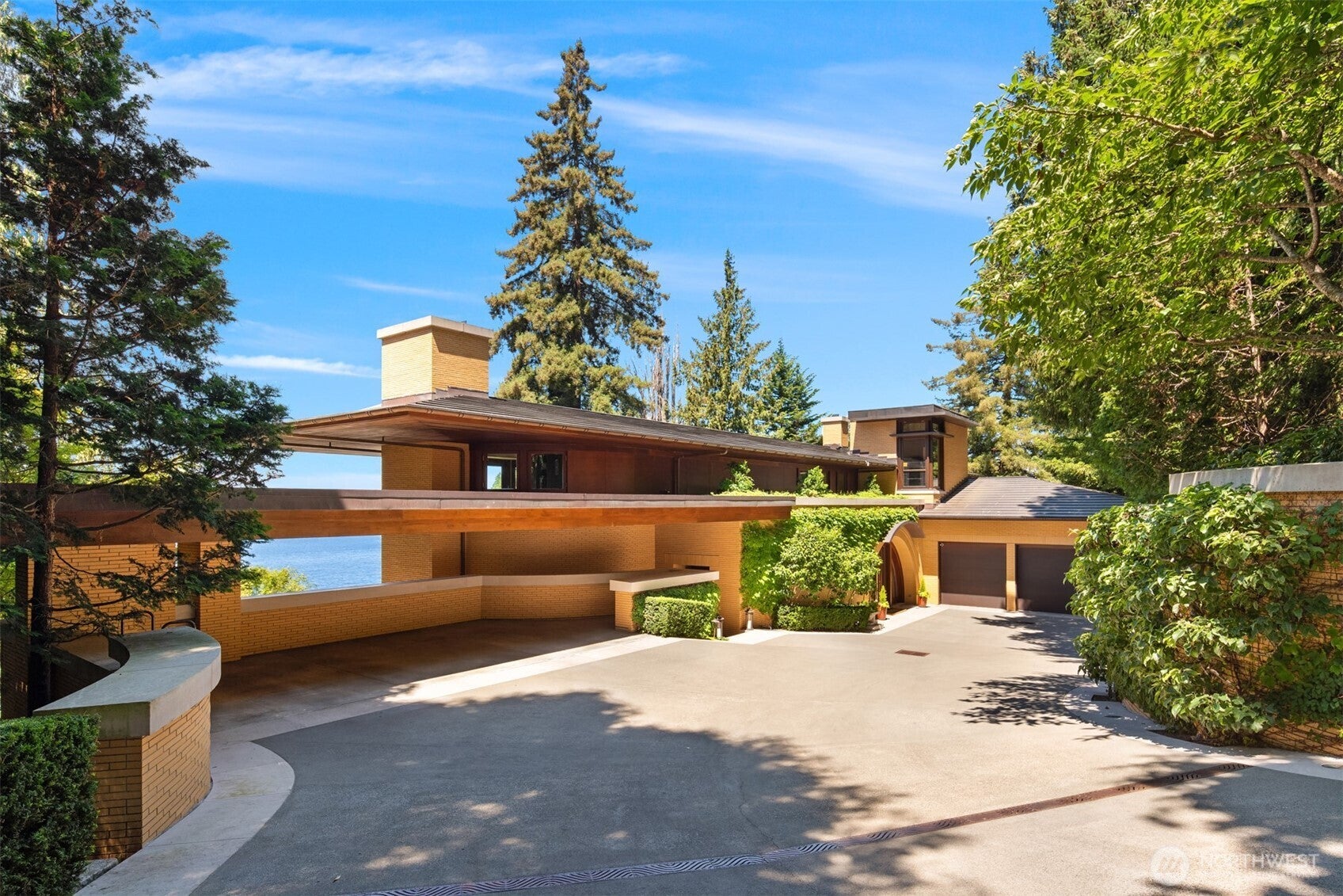 415 Shoreland Drive SE — photo
