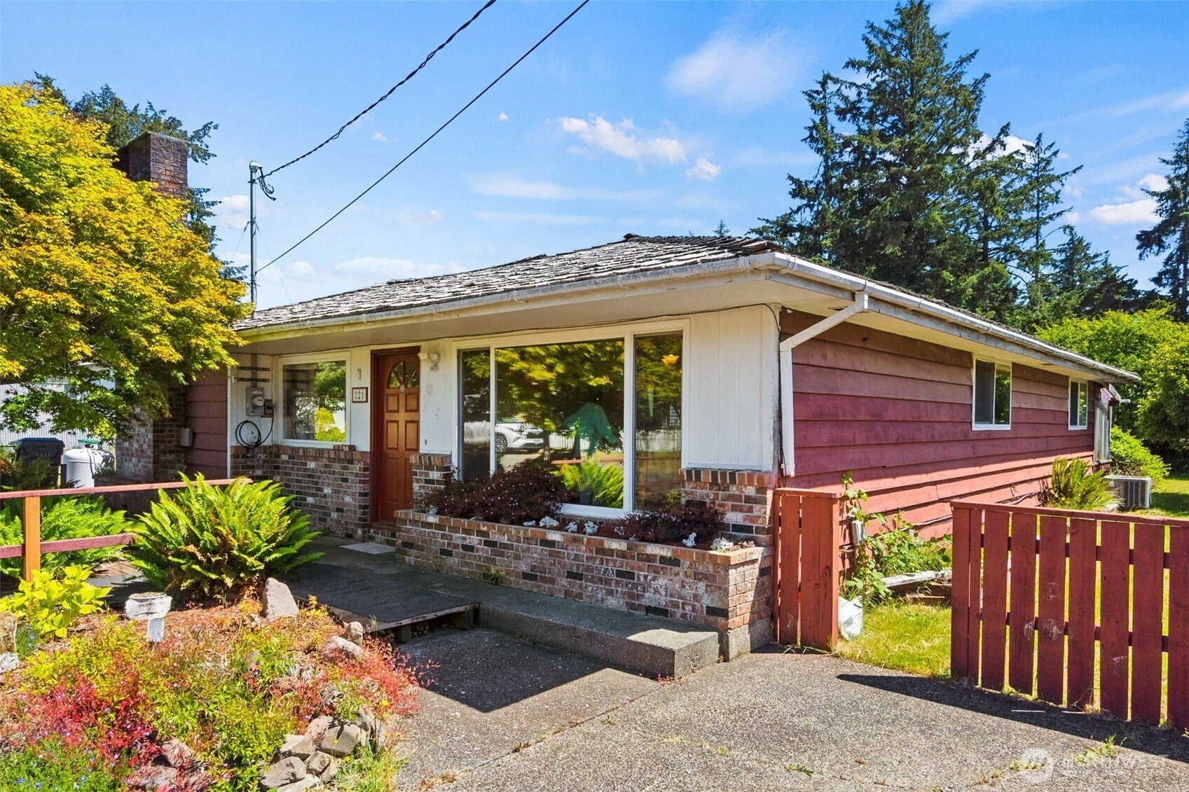 221 W Hunley — photo