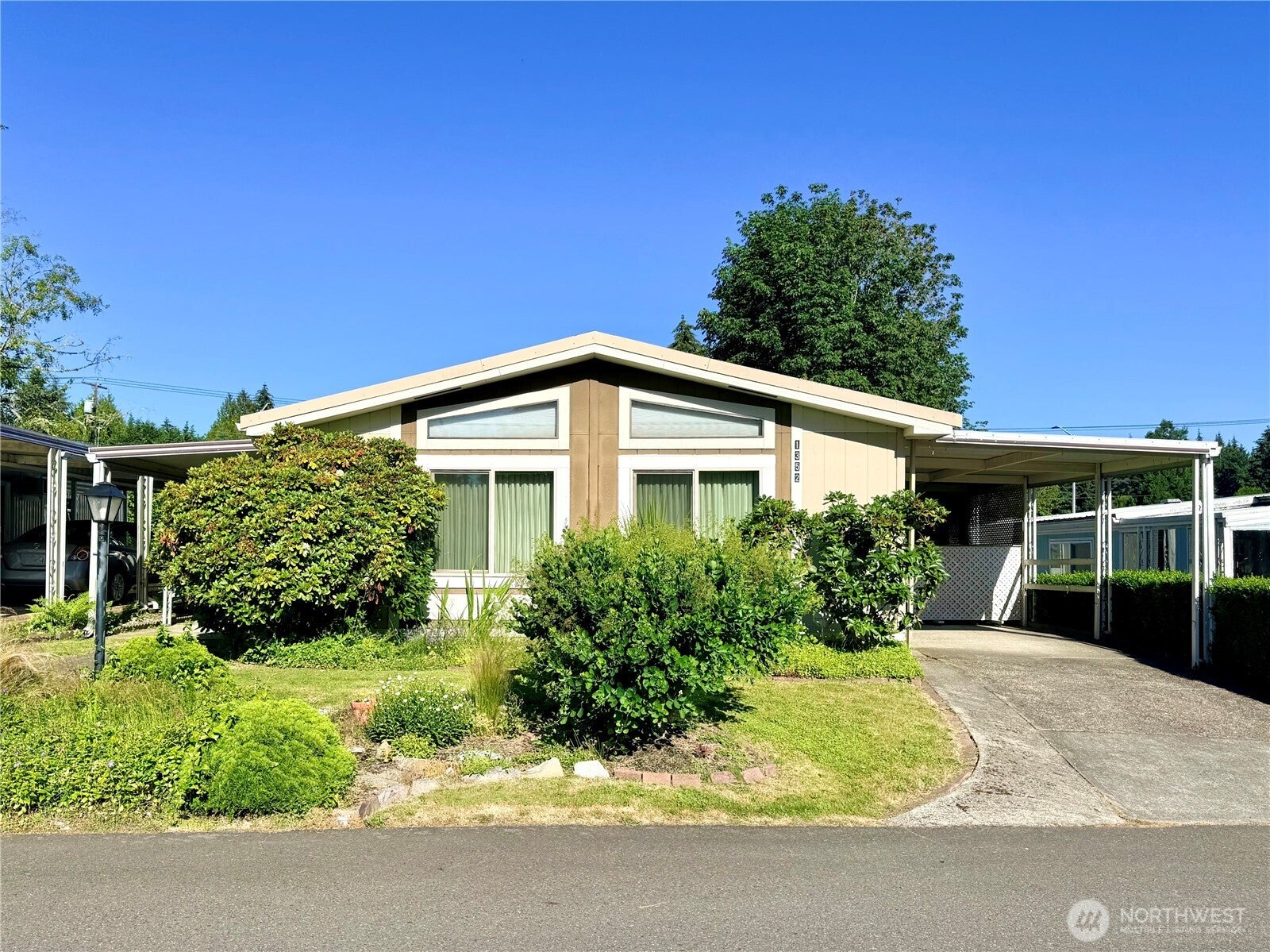 1352 Alonda Lane NE — photo