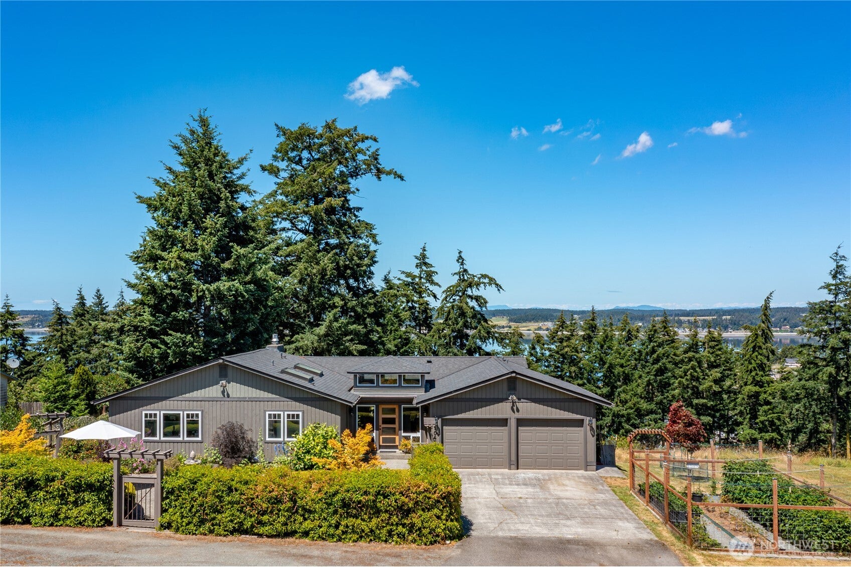 1045 NE Summit Loop — photo