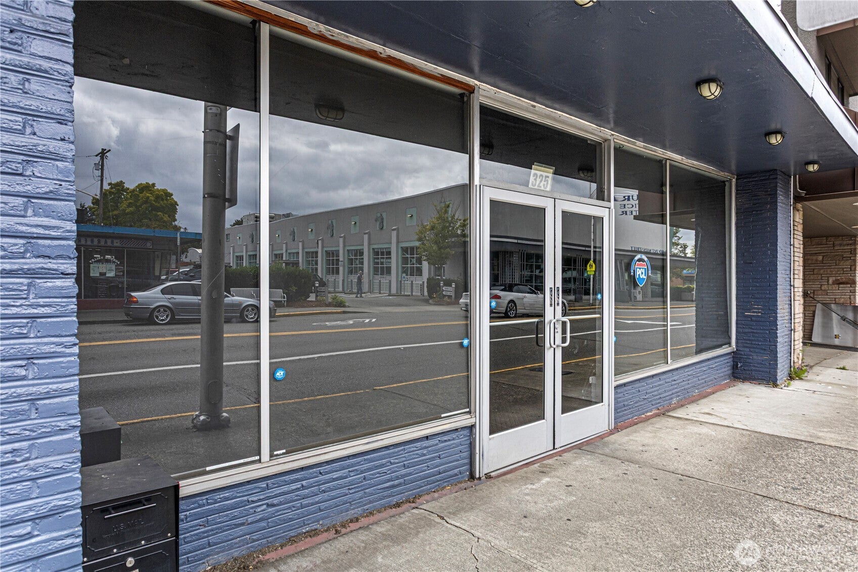 325 E Main Street — photo