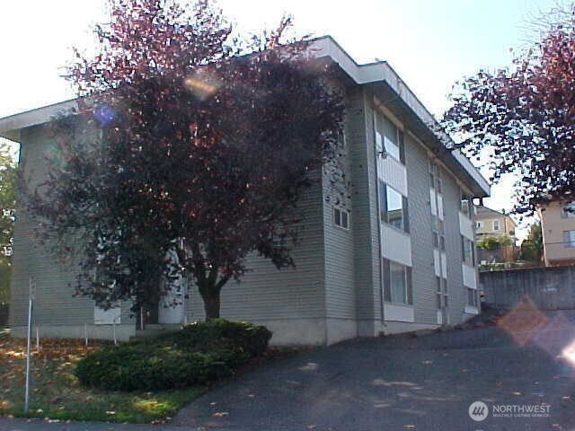 3326 Lombard Avenue 23 — photo