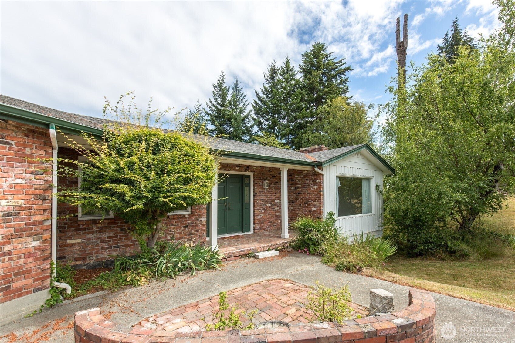 441 E Hillcrest Drive — photo