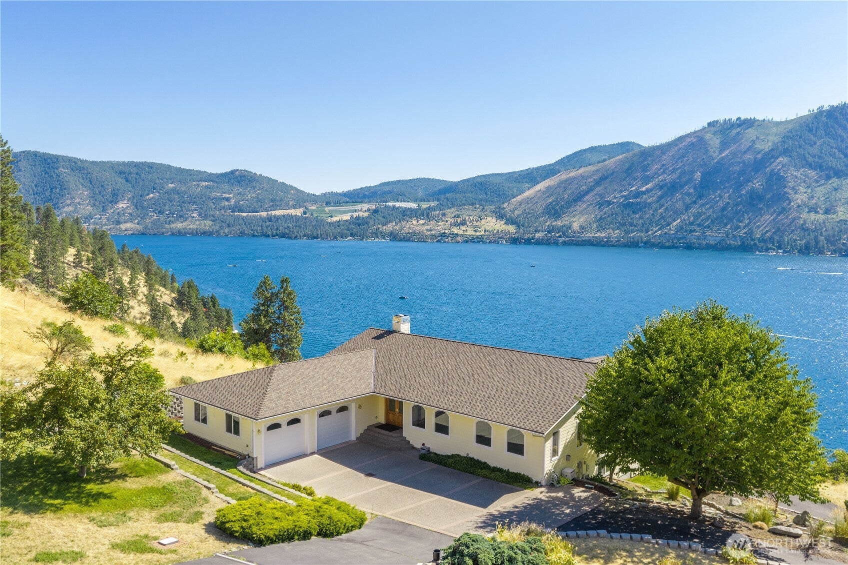 3035 Lakeshore Drive — photo