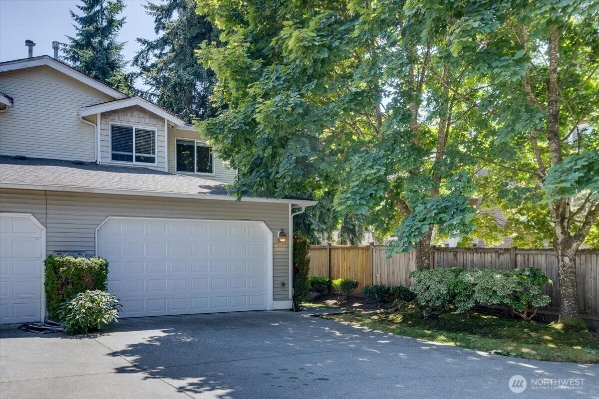1526 121 Street SW — photo