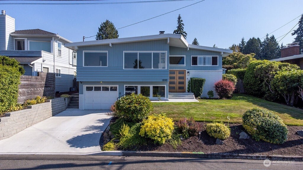 1010 Daley Street — photo