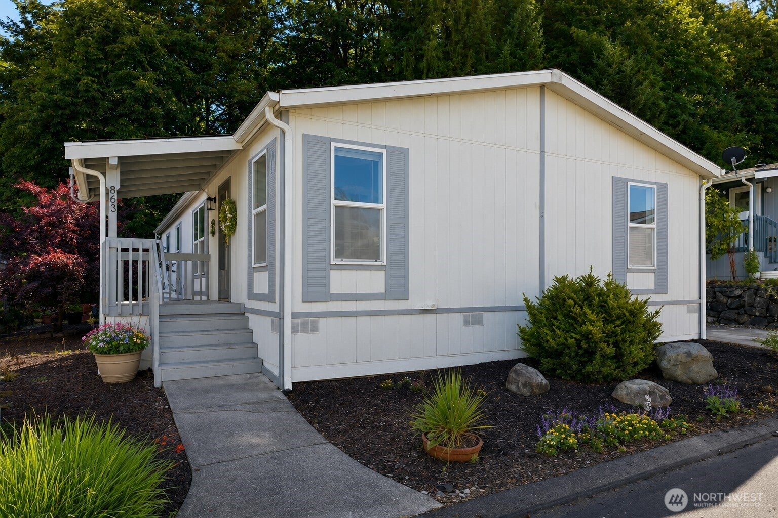 863 NE Saturn Lane 174 — photo