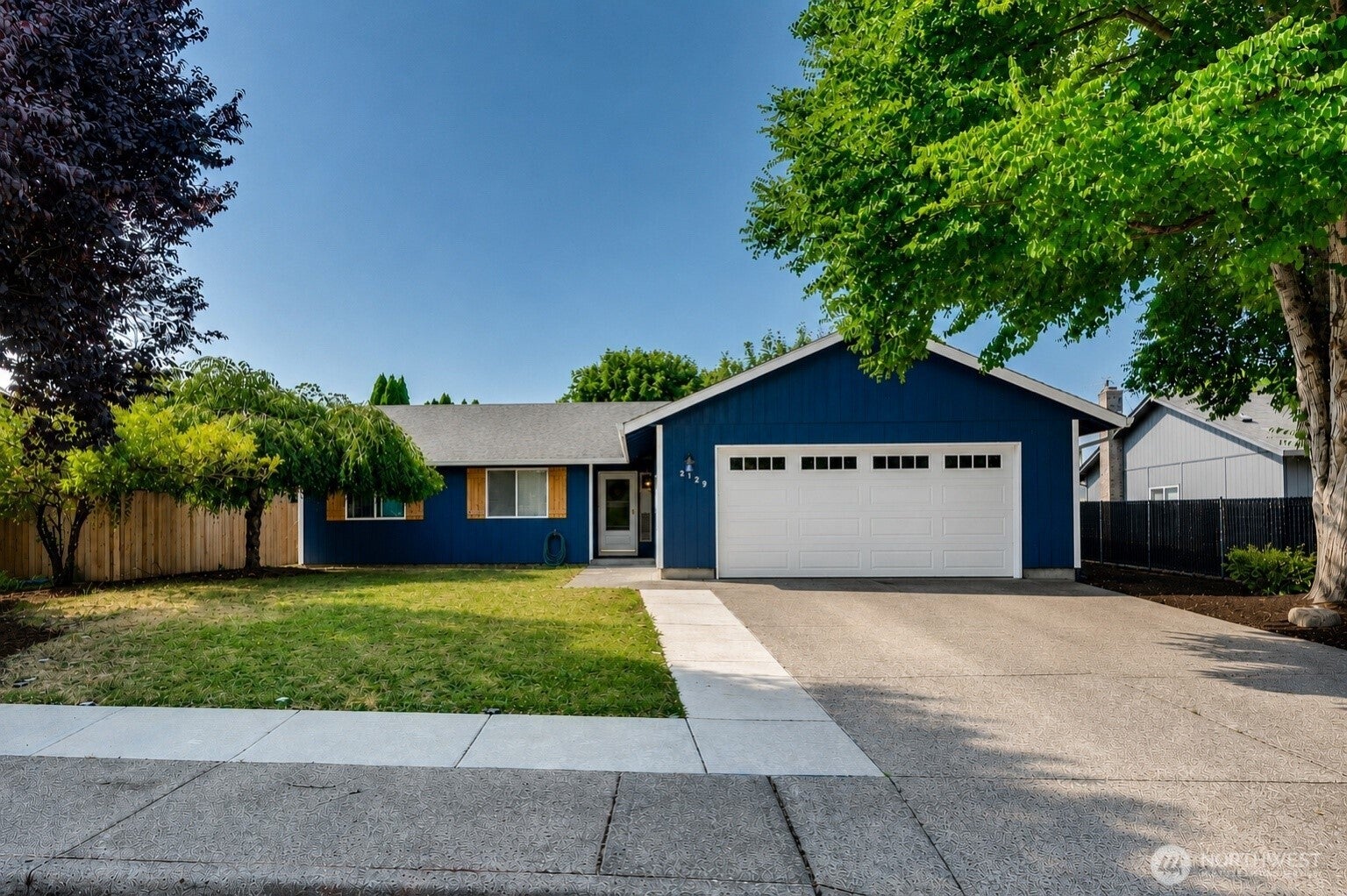 2129 Dahlia Street — photo