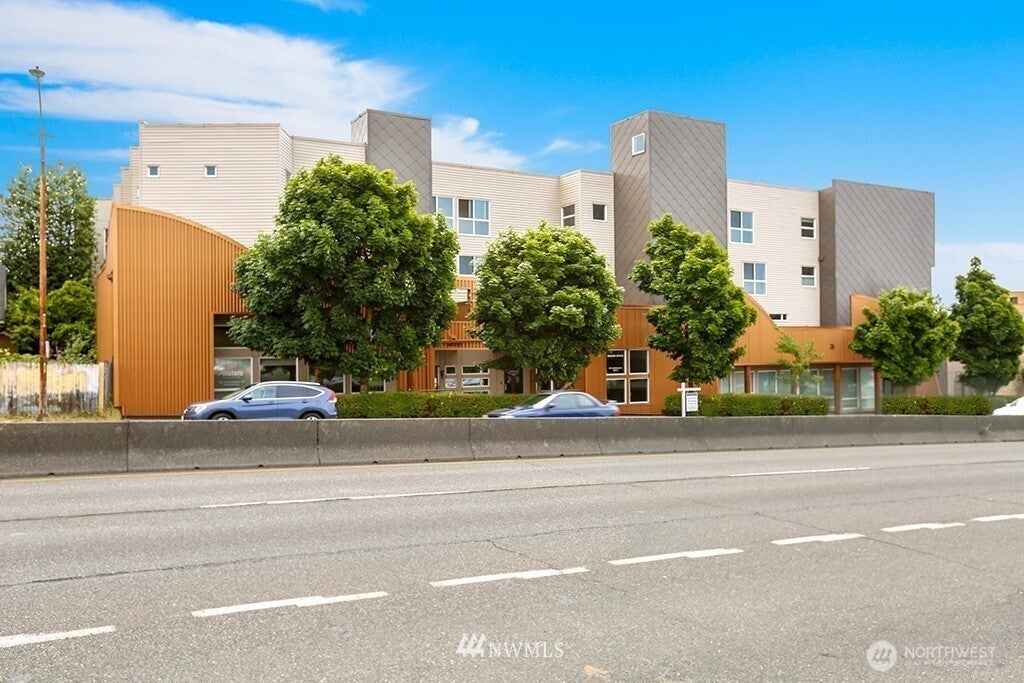4020 Aurora Avenue N 303 — photo