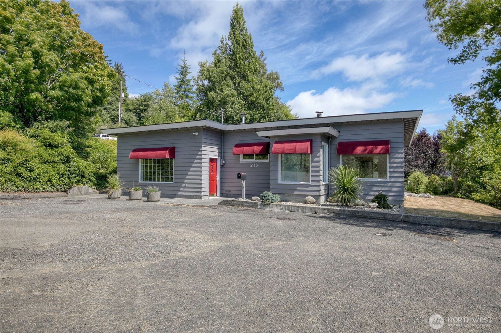 215 W Chenault Avenue — photo