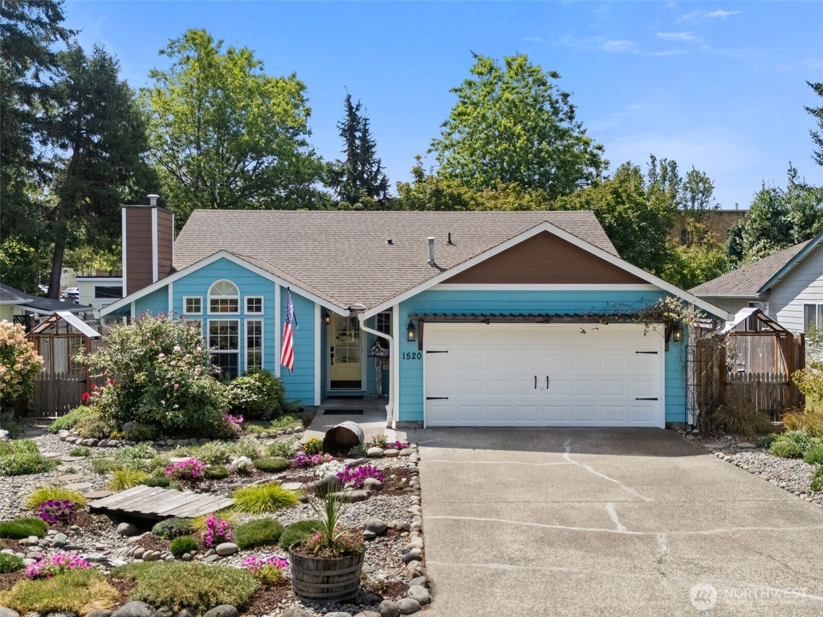 1520 Mapleridge Drive NE — photo