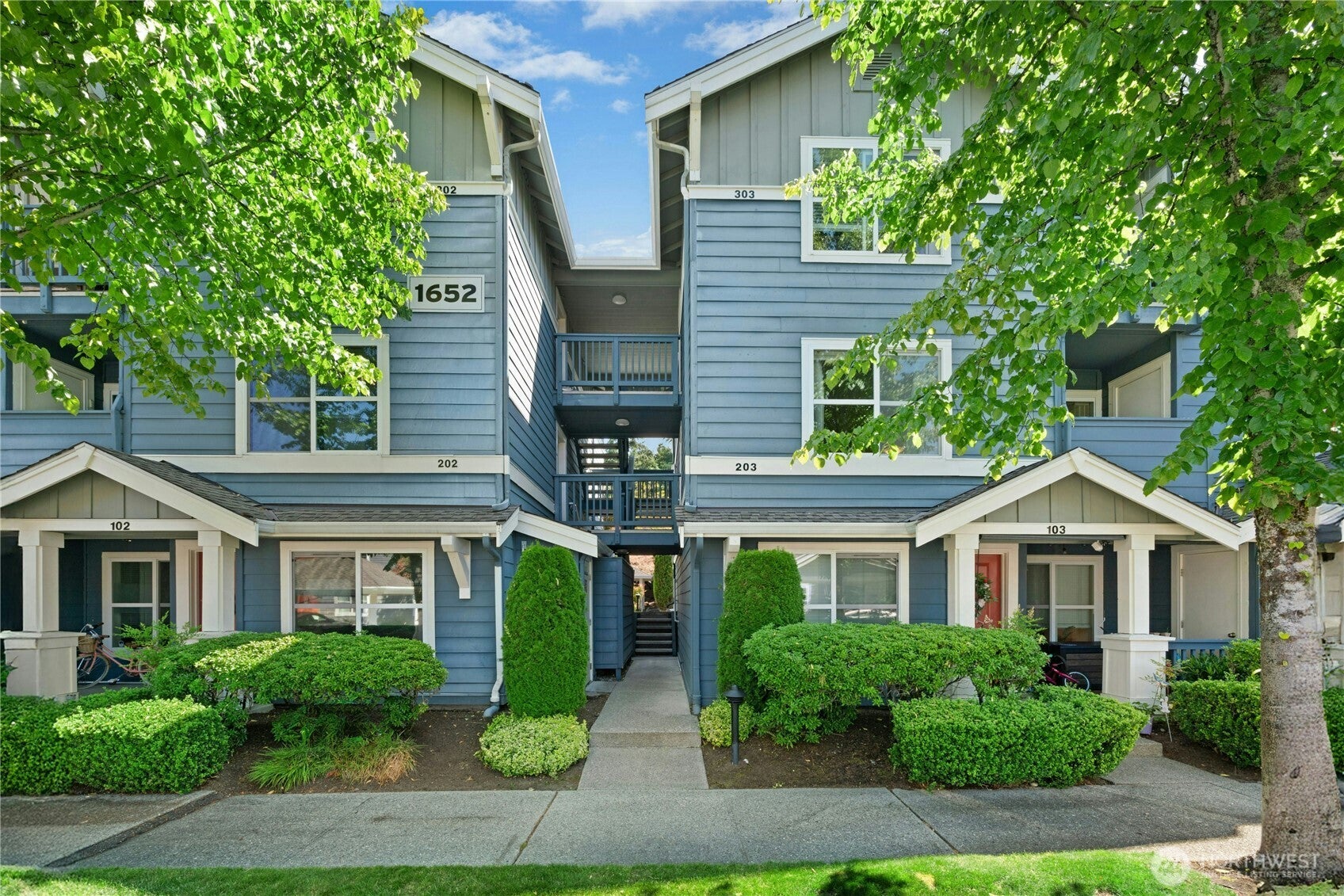 1652 25th Place NE 203 — photo