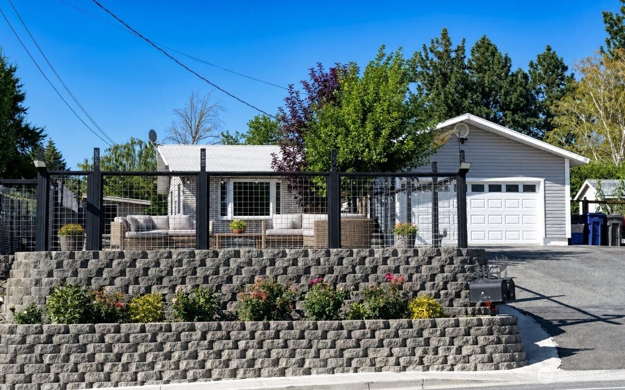 2207 Grant Road — photo